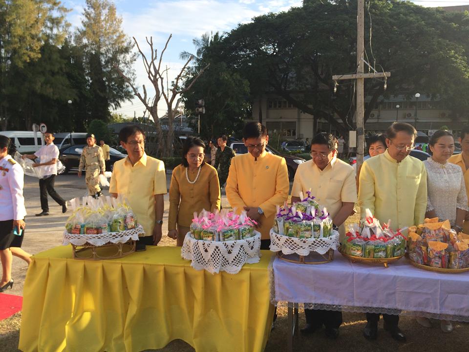 พช.ยโสธร ร่วมทำบุญตักบาตรพระสงฆ์ 89 รูป และลงนามถวายพระพร เนื่องในโอกาสมหามงคลเฉลิมพระชนมพรรษา 88 พรรษา 5 ธันวาคม 2558