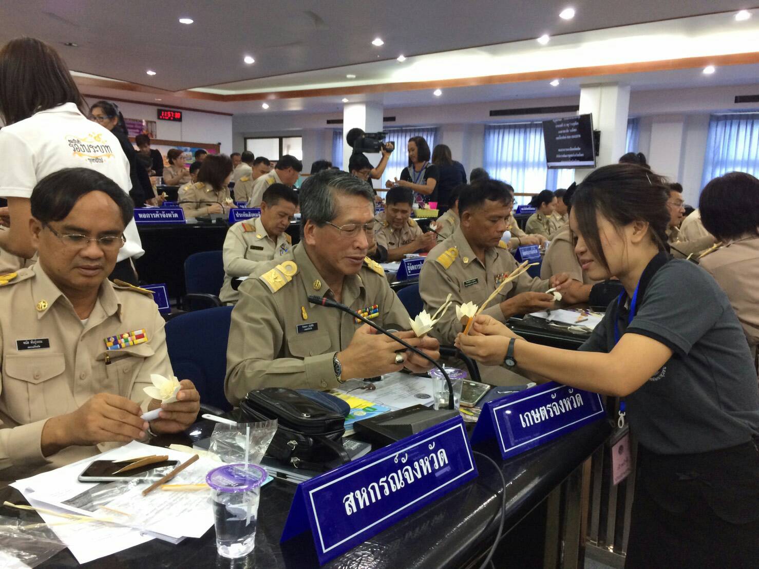 @พช.ยโสธร…เมืองบั้งไฟโก้ แตงโมหวาน…โครงการจิตอาสาประดิษฐ์ดอกไม้จันทน์พระราชทาน” จังหวัดยโสธร