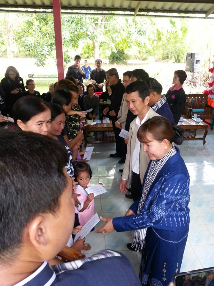 @พช.ยโสธร…เมืองบั้งไฟโก้ แตงโมหวาน…ออกให้บริการตามโครงการจังหวัดเคลื่อนที่ ณ โรงเรียนบ้านโคกก่อง ต.บุ่งค้า อ.เลิงนกทา