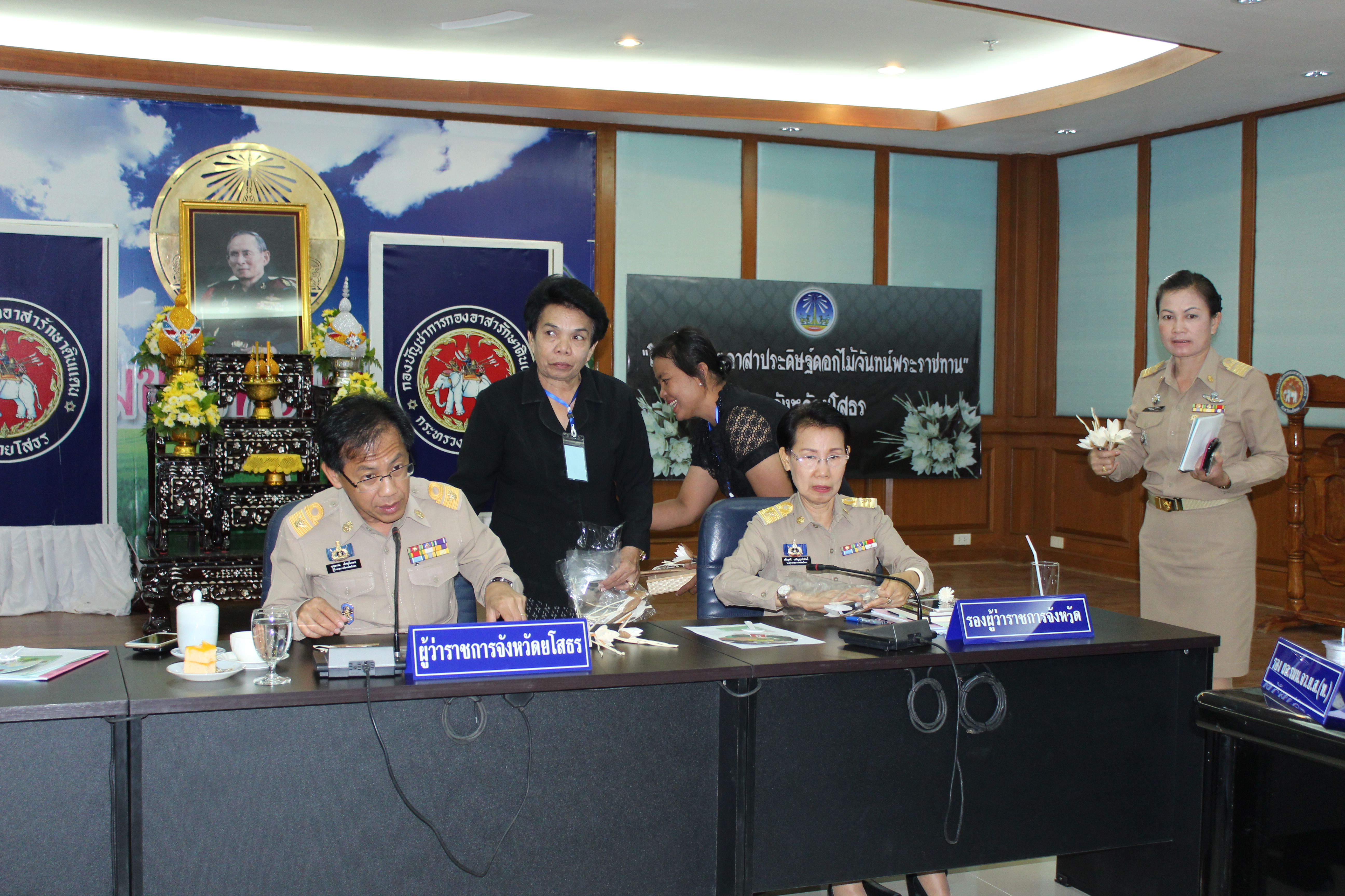 @พช.ยโสธร…เมืองบั้งไฟโก้ แตงโมหวาน…โครงการจิตอาสาประดิษฐ์ดอกไม้จันทน์พระราชทาน” จังหวัดยโสธร