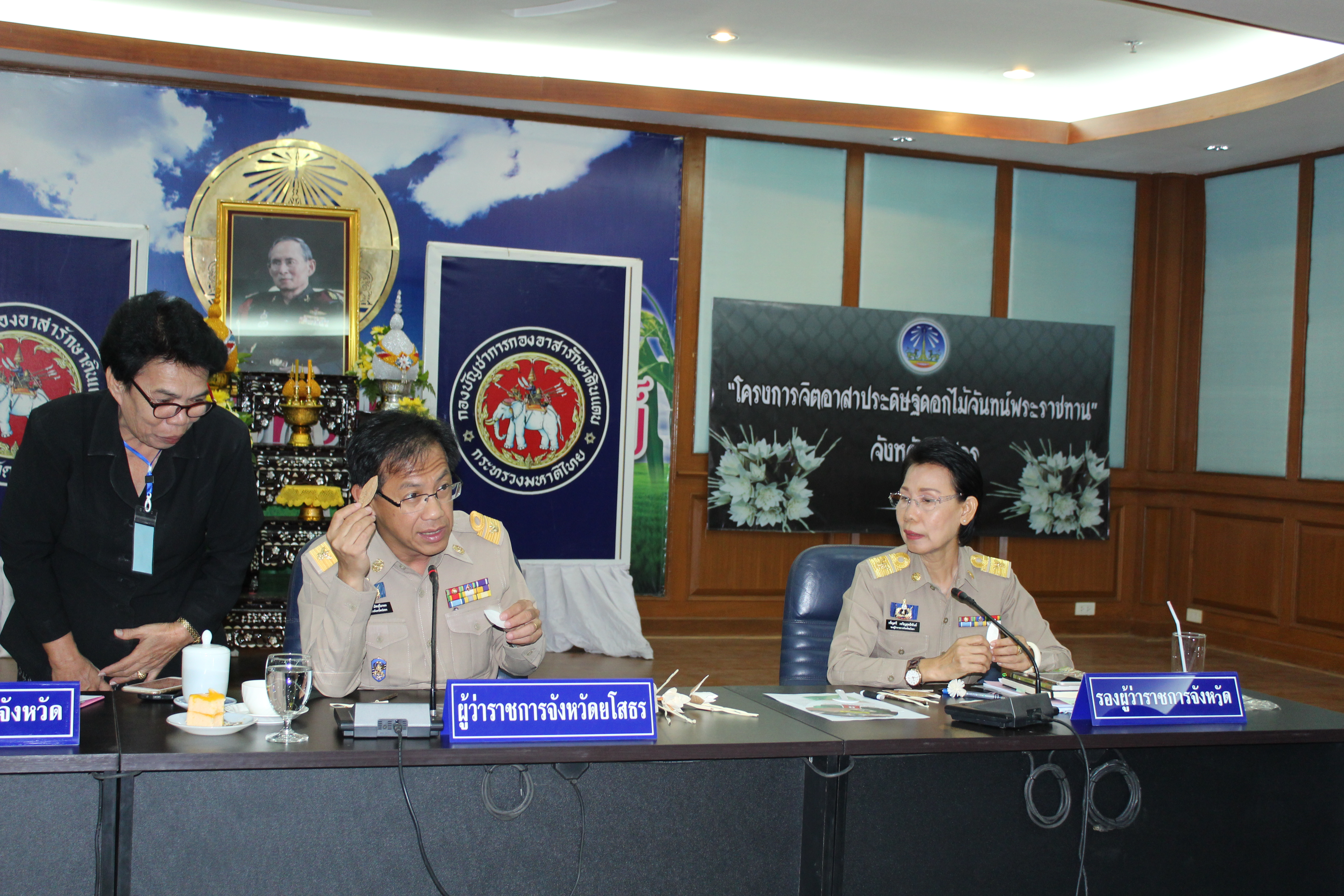 @พช.ยโสธร…เมืองบั้งไฟโก้ แตงโมหวาน…โครงการจิตอาสาประดิษฐ์ดอกไม้จันทน์พระราชทาน” จังหวัดยโสธร