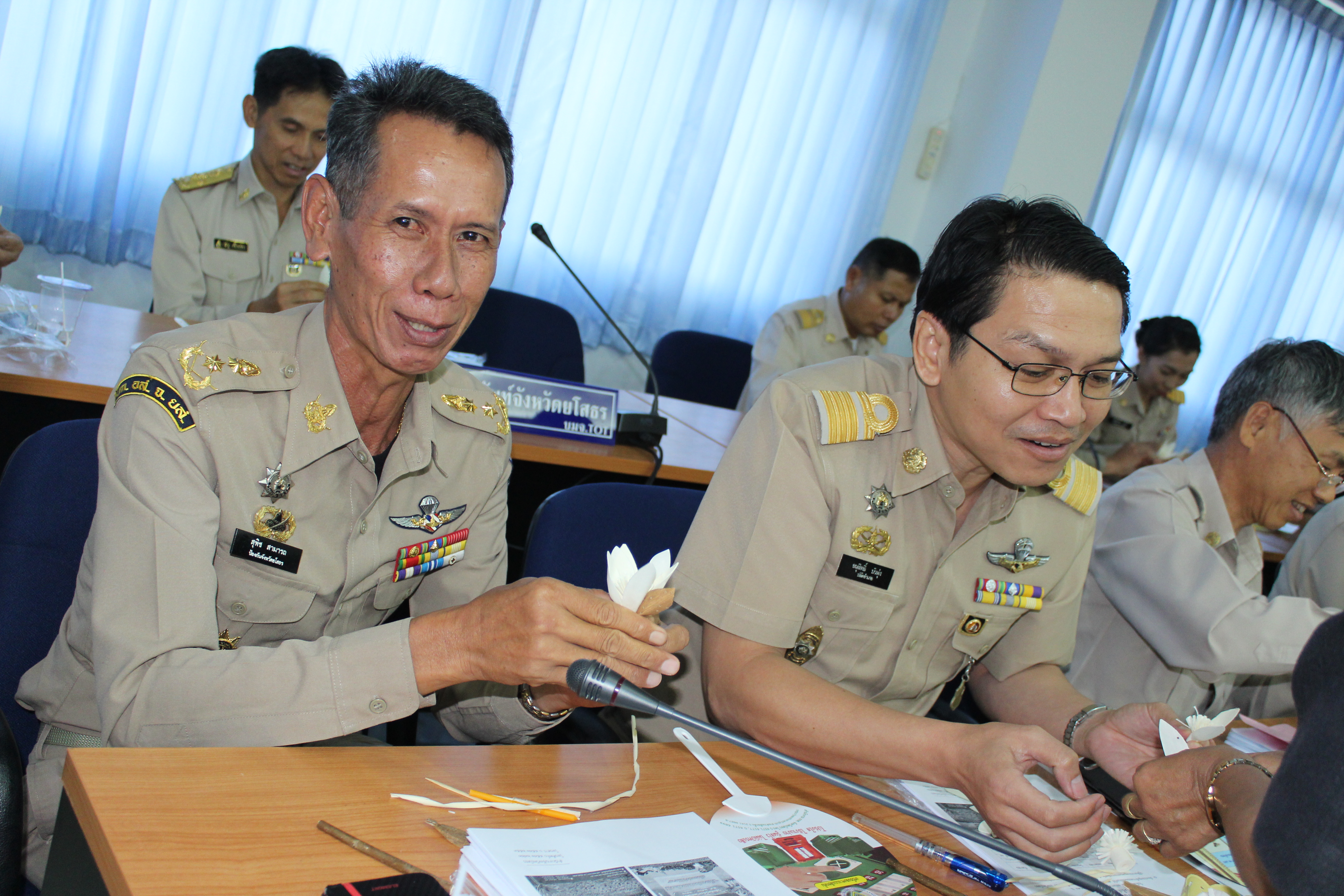 @พช.ยโสธร…เมืองบั้งไฟโก้ แตงโมหวาน…โครงการจิตอาสาประดิษฐ์ดอกไม้จันทน์พระราชทาน” จังหวัดยโสธร