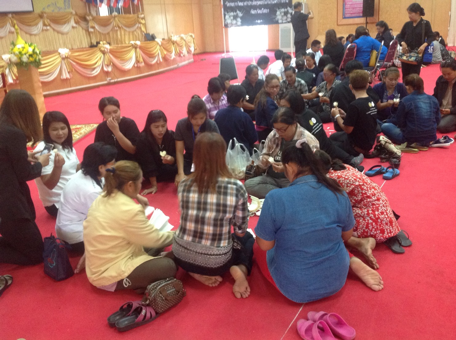 @พช.ยโสธร…เมืองบั้งไฟโก้ แตงโมหวาน…”โครงการจิตอาสาประดิษฐ์ดอกไม้จันทน์พระราชทาน” จังหวัดยโสธร