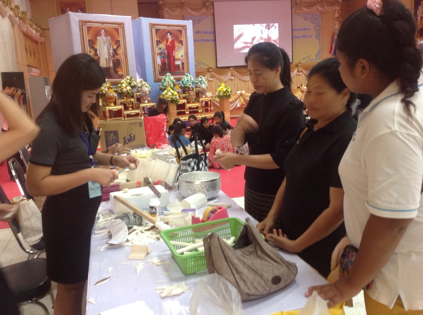 @พช.ยโสธร…เมืองบั้งไฟโก้ แตงโมหวาน…”โครงการจิตอาสาประดิษฐ์ดอกไม้จันทน์พระราชทาน” จังหวัดยโสธร