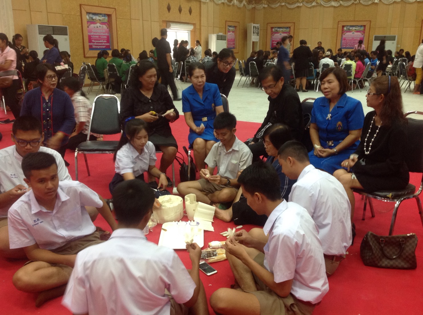 @พช.ยโสธร…เมืองบั้งไฟโก้ แตงโมหวาน…”โครงการจิตอาสาประดิษฐ์ดอกไม้จันทน์พระราชทาน” จังหวัดยโสธร