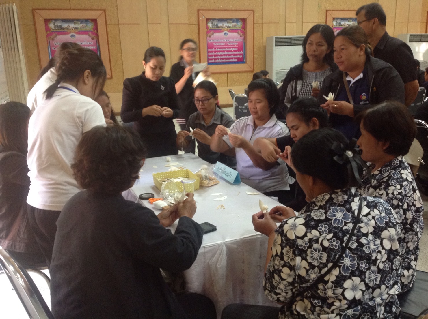 @พช.ยโสธร…เมืองบั้งไฟโก้ แตงโมหวาน…”โครงการจิตอาสาประดิษฐ์ดอกไม้จันทน์พระราชทาน” จังหวัดยโสธร