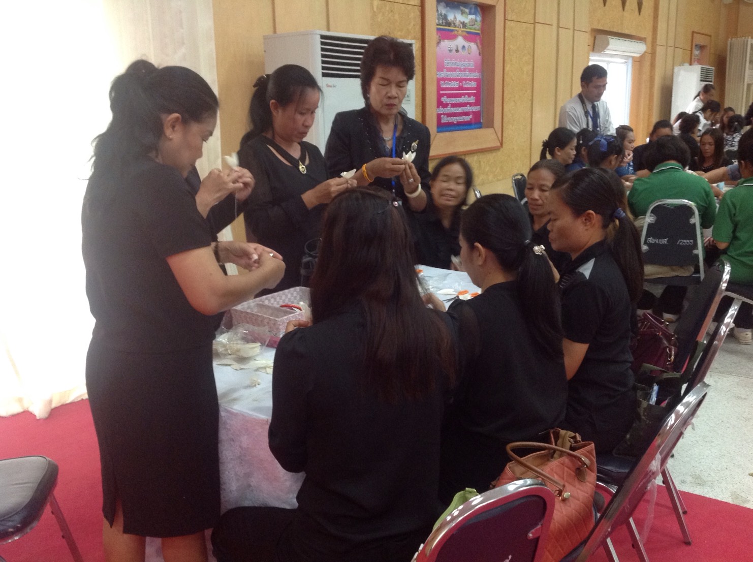 @พช.ยโสธร…เมืองบั้งไฟโก้ แตงโมหวาน…”โครงการจิตอาสาประดิษฐ์ดอกไม้จันทน์พระราชทาน” จังหวัดยโสธร