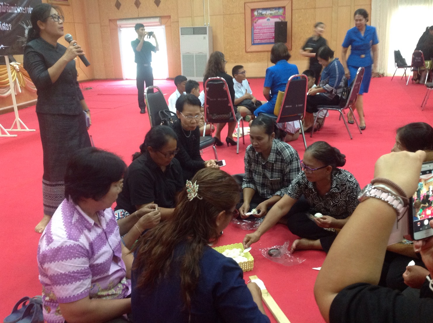 @พช.ยโสธร…เมืองบั้งไฟโก้ แตงโมหวาน…”โครงการจิตอาสาประดิษฐ์ดอกไม้จันทน์พระราชทาน” จังหวัดยโสธร