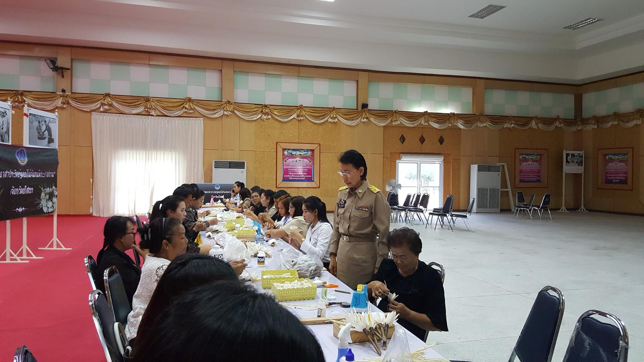 @พช.ยโสธร…เมืองบั้งไฟโก้ แตงโมหวาน…”โครงการจิตอาสาประดิษฐ์ดอกไม้จันทน์พระราชทาน” ณ หอประชุมวิถีอิสาน ศาลากลางจังหวัดยโสธร