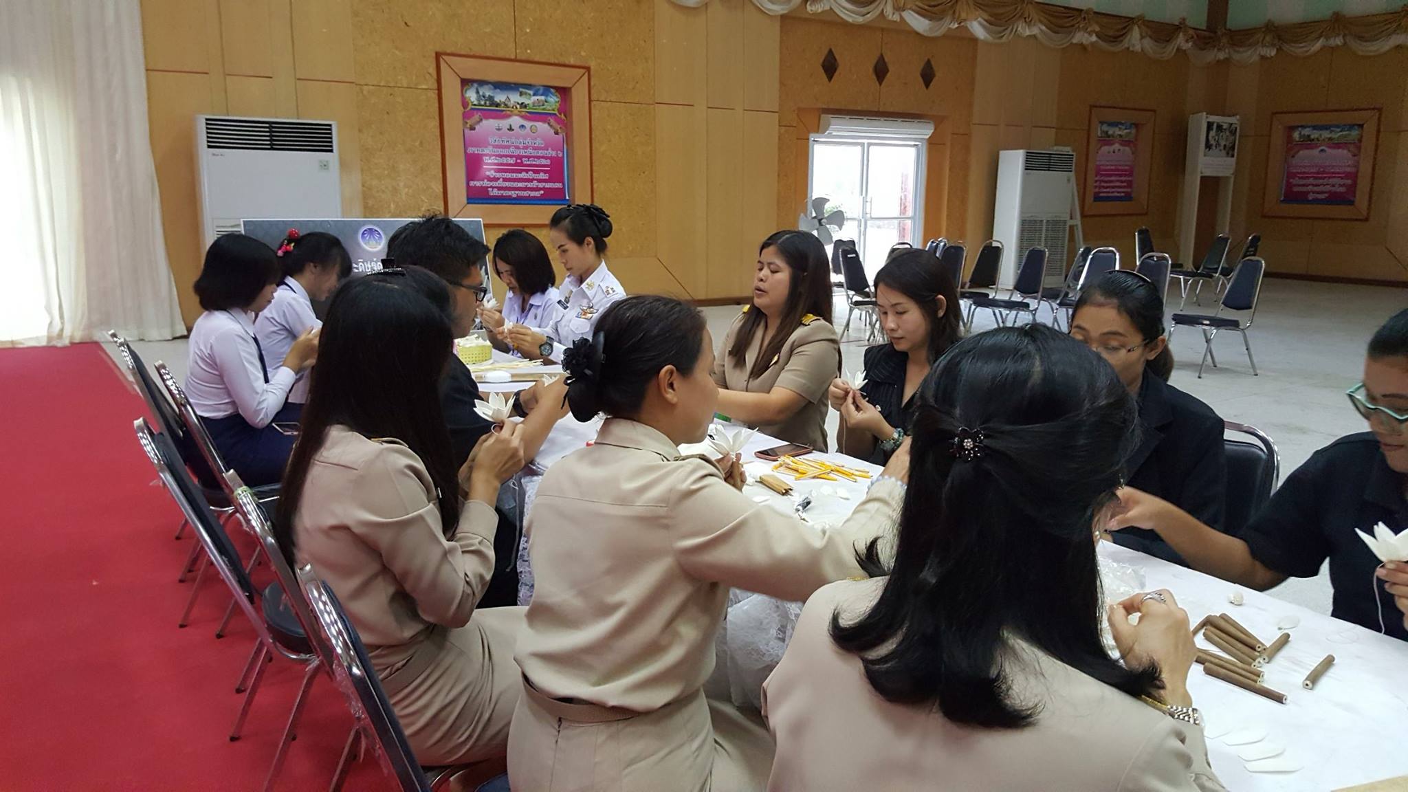 @พช.ยโสธร…เมืองบั้งไฟโก้ แตงโมหวาน…”โครงการจิตอาสาประดิษฐ์ดอกไม้จันทน์พระราชทาน” ณ หอประชุมวิถีอิสาน ศาลากลางจังหวัดยโสธร