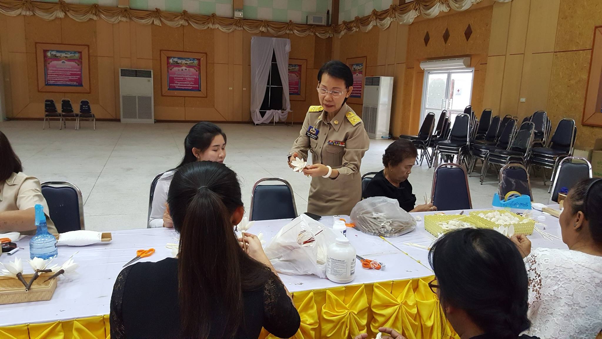 @พช.ยโสธร…เมืองบั้งไฟโก้ แตงโมหวาน…”โครงการจิตอาสาประดิษฐ์ดอกไม้จันทน์พระราชทาน” ณ หอประชุมวิถีอิสาน ศาลากลางจังหวัดยโสธร