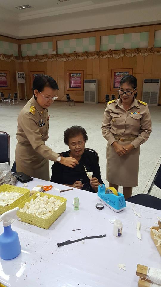 @พช.ยโสธร…เมืองบั้งไฟโก้ แตงโมหวาน…”โครงการจิตอาสาประดิษฐ์ดอกไม้จันทน์พระราชทาน” ณ หอประชุมวิถีอิสาน ศาลากลางจังหวัดยโสธร