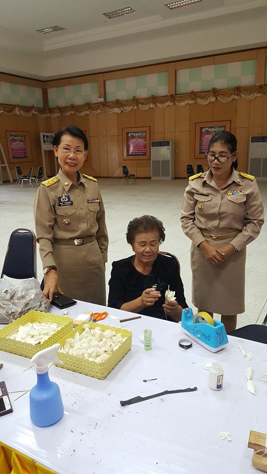 @พช.ยโสธร…เมืองบั้งไฟโก้ แตงโมหวาน…”โครงการจิตอาสาประดิษฐ์ดอกไม้จันทน์พระราชทาน” ณ หอประชุมวิถีอิสาน ศาลากลางจังหวัดยโสธร