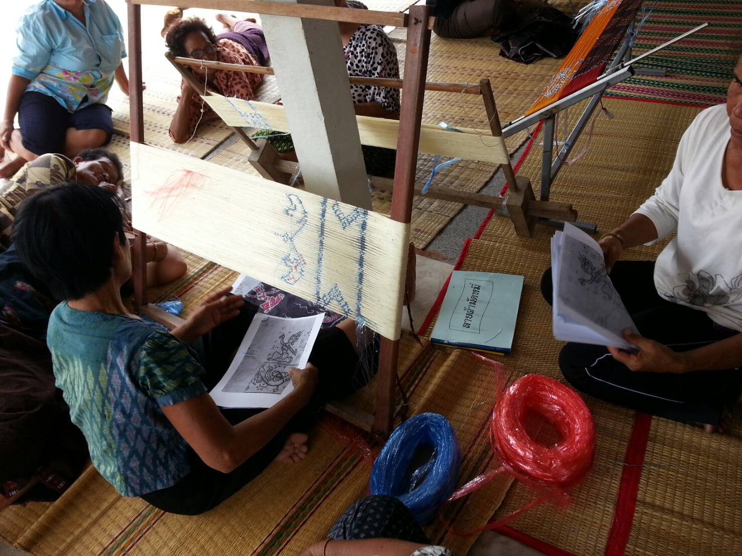 @พช.ยโสธร…เมืองบั้งไฟโก้ แตงโมหวาน…ดำเนินโครงการงบกลุ่ม จว.ปี 2560 กิจกรรมการออกแบบลวดลายผ้าไหมฯ