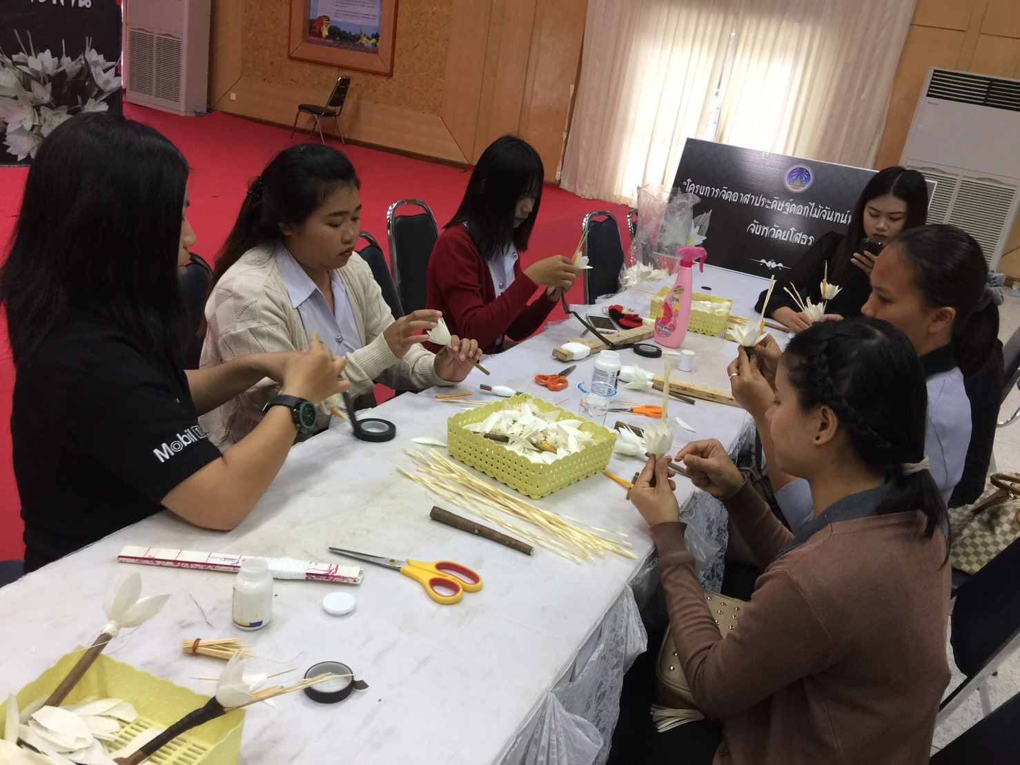 @พช.ยโสธร…เมืองบั้งไฟโก้ แตงโมหวาน…ร่วมใจทำดอกไม้จันทน์ตาม “โครงการจิตอาสาทำดอกไม้จันทน์พระราชทาน”