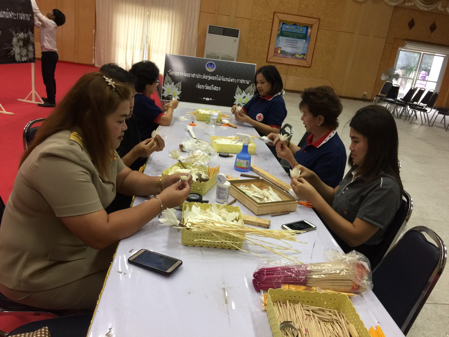 @พช.ยโสธร…เมืองบั้งไฟโก้ แตงโมหวาน…ร่วมใจทำดอกไม้จันทน์ตาม “โครงการจิตอาสาทำดอกไม้จันทน์พระราชทาน”