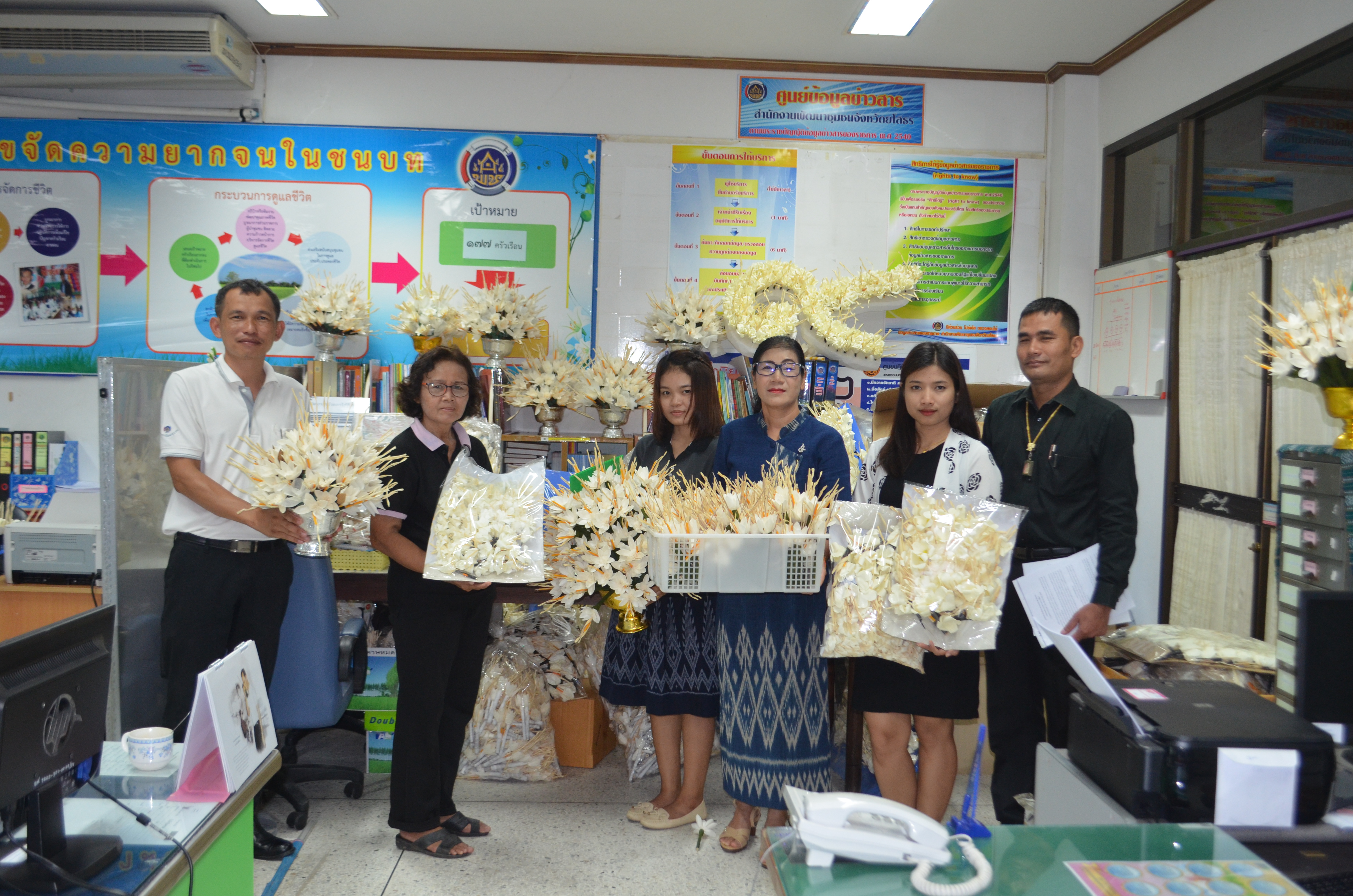 @พช.ยโสธร รับมอบดอกไม้จันทน์ จำนวน 520 ดอก กลุ่มหมอนผ้าห่มสมุนไพรและสิ่งประดิษฐ์ อำเภอเมืองยโสธร จังหวัดยโสธร