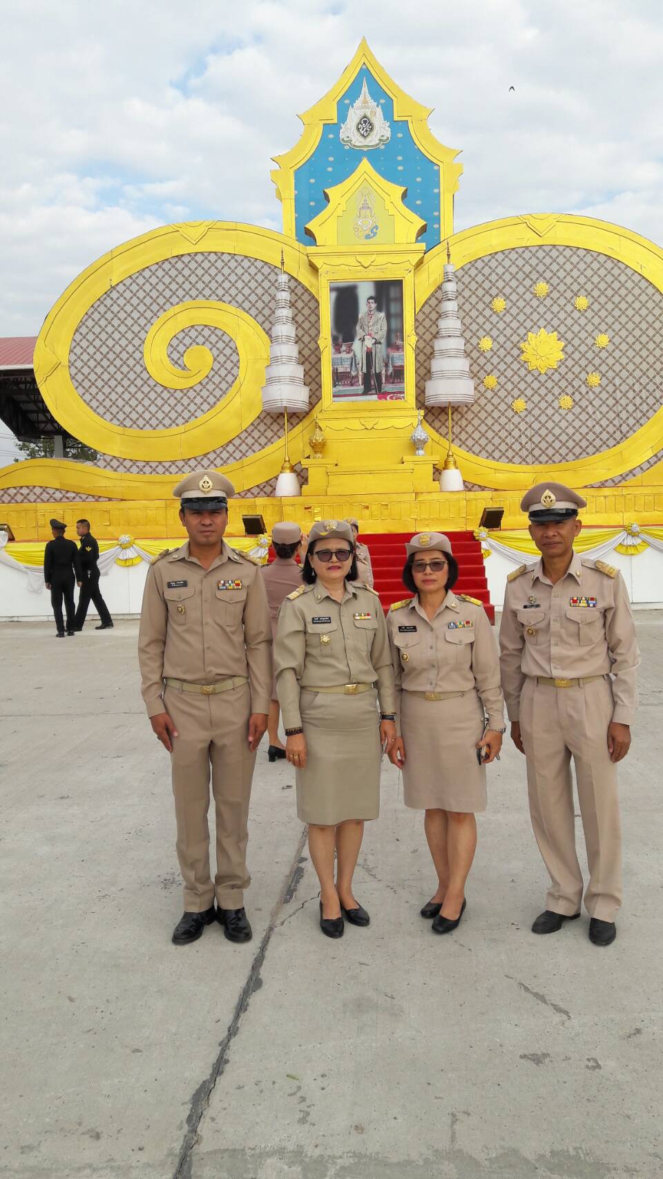 ยโสธร….ร่วมกิจกรรมเทิดทูลสถาบันหลัก (การร่วมร้องเพลงชาติและเคารพธงชาติ หน้าเสาธงชาติ)