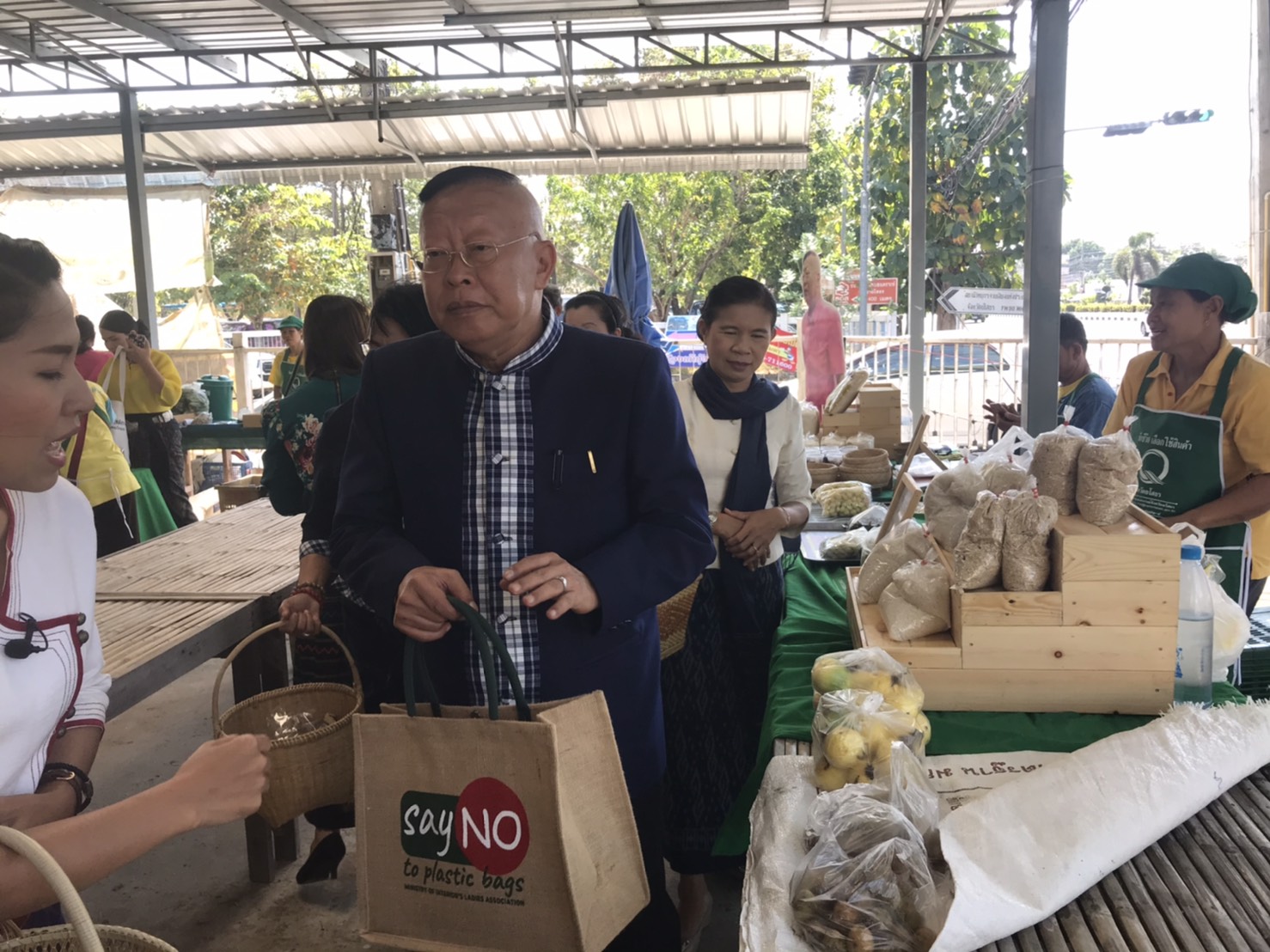 ยโสธร.. รณรงค์การใช้ถุงผ้าแทนถุงพลาสติก ภายใต้แนวคิด ถือถุงผ้า หิ้วตะกร้า นุ่งผ้าไทย ไปตลาด เพื่อรักษาสิ่งแวดล้อมในชุมชน