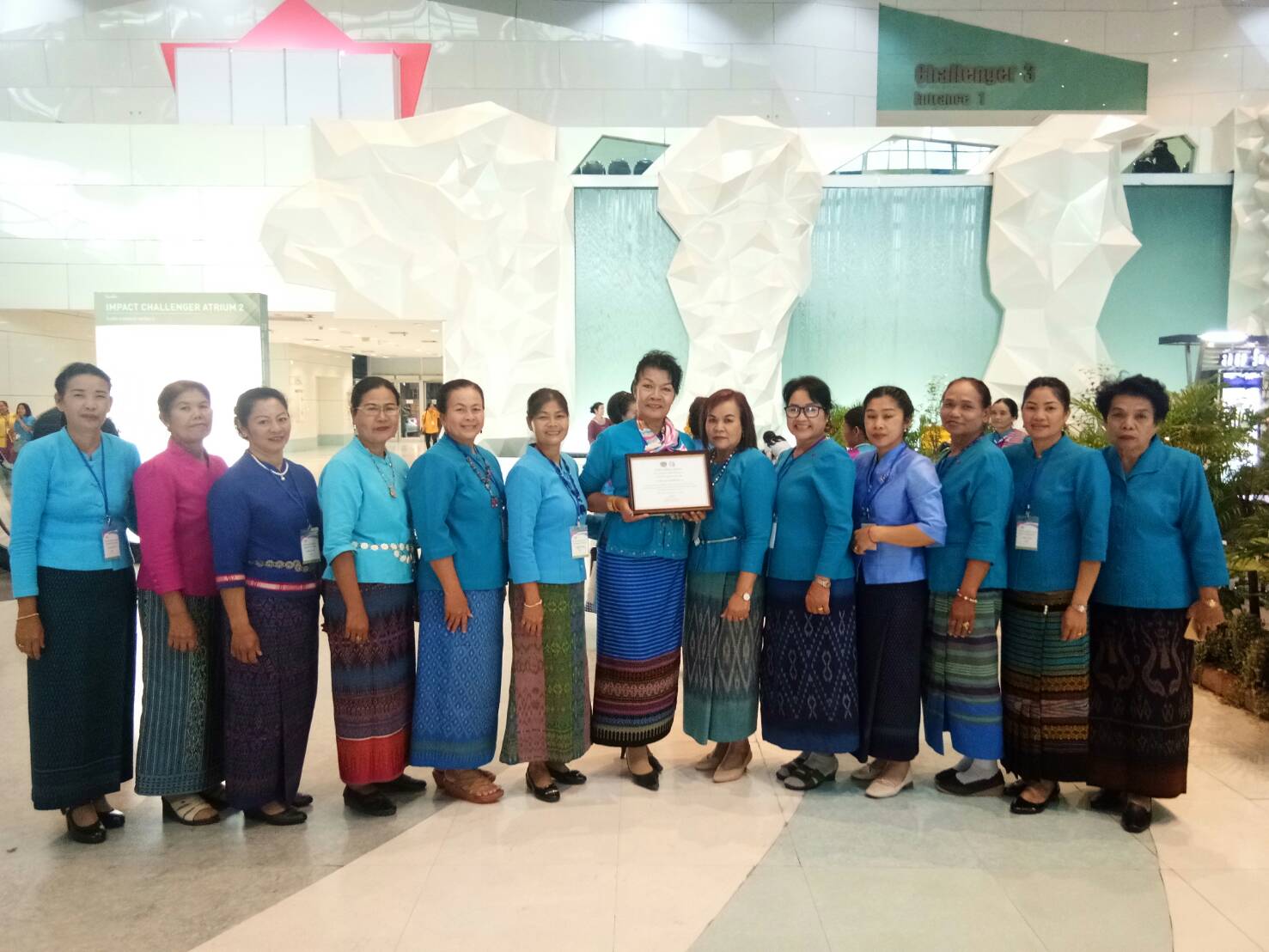 คณะ กพสจ. คณะทำงานขับเคลื่อน ของจังหวัดยโสธร ได้รับมอบใบเกียรติบัตร รางวัลรองชนะเลิศ อันดับ 1 ในการนำเสนอผลผลการแลกเปลี่ยนประสบการณ์และความสำเร็จ รุ่นที่ 4 การประชุมเชิงปฏิบัติการ โครงการกองทุนพัฒนาบทบาทสตรี สร้างพลังสตรี สร้างสุขในชุมชน