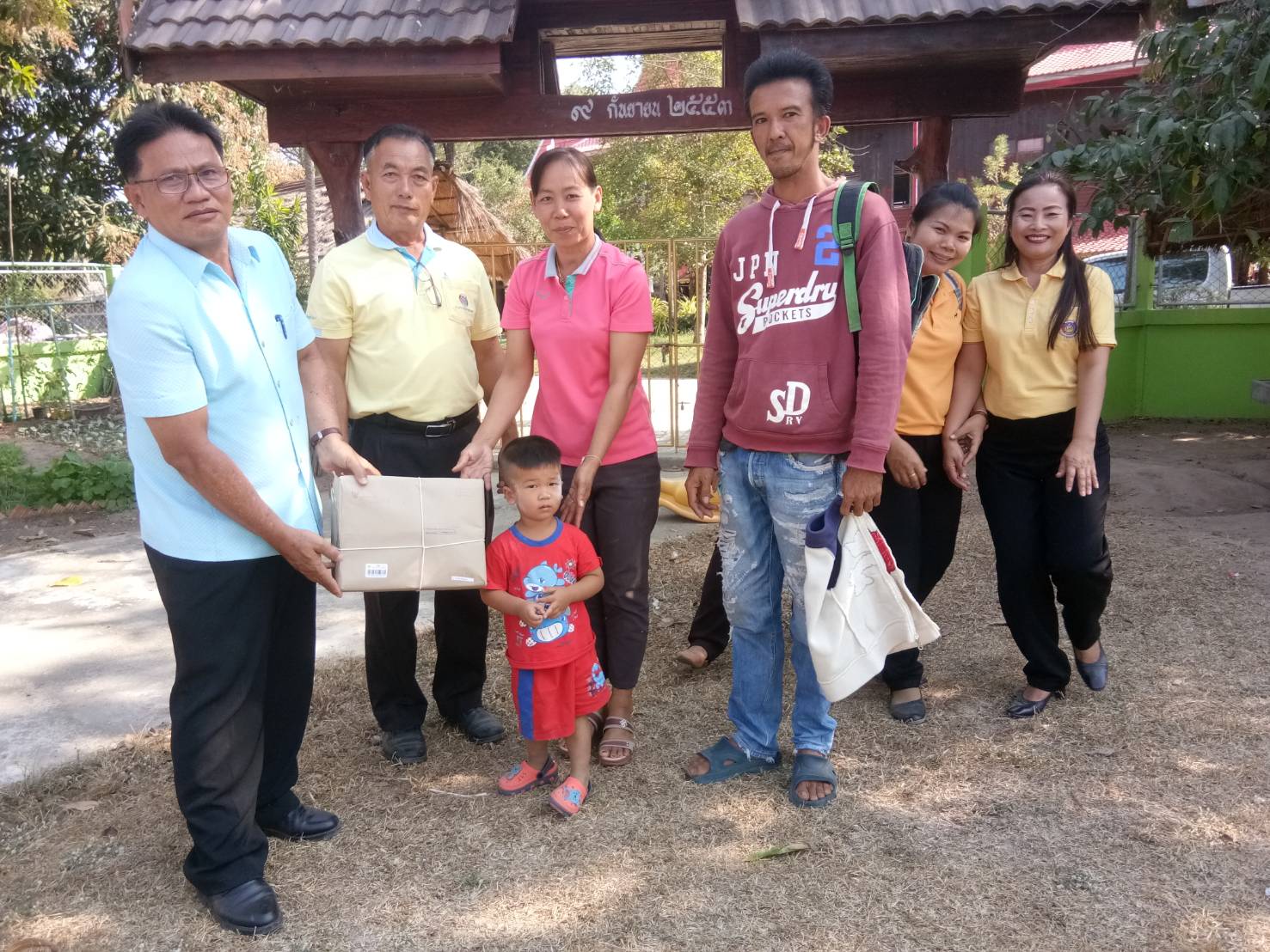 ยโสธร…ลงพื้นที่เพื่อมอบของขวัญกองทุนพระเทพฯ ให้กับเด็กชายนราวิช สุขสมบูรณ์