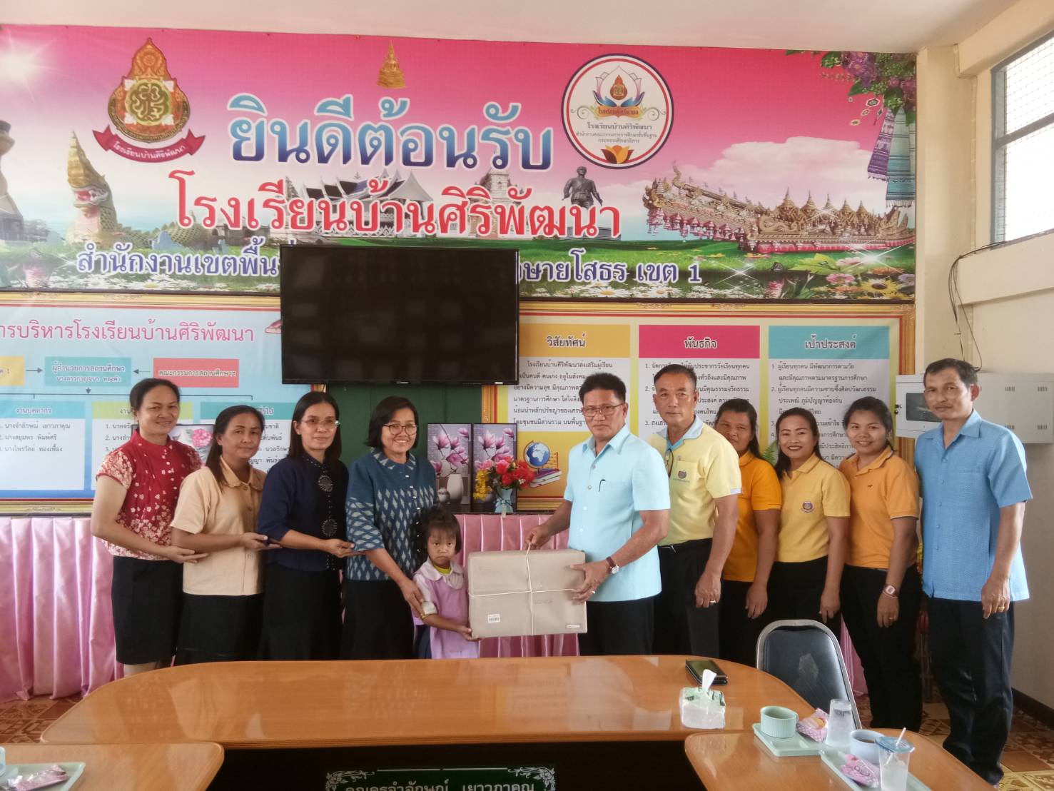 ยโสธร…ลงพื้นที่เพื่อมอบของขวัญกองทุนพระเทพฯ ให้กับเด็กหญิงพนัสสร อุ่นเอิบ