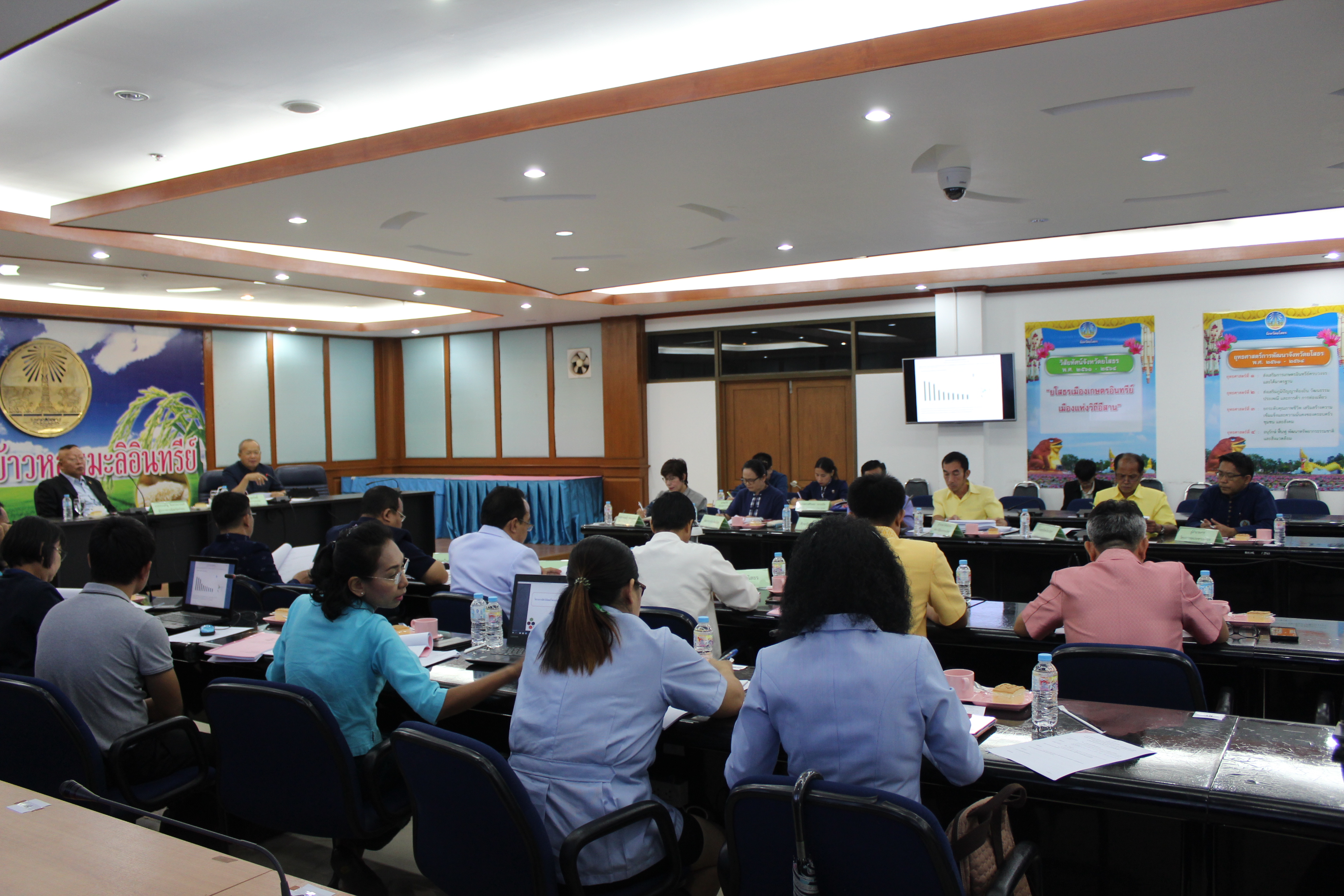 น. นายทวีป บุตรโพธิ์ ผู้ตรวจราชการกระทรวงมหาดไทย เขตตรวจราชการที่ 14 พร้อมด้วย นายประเสริฐ ลือชาธนานนท์ ผู้ว่าราชการจังหวัดยโสธร