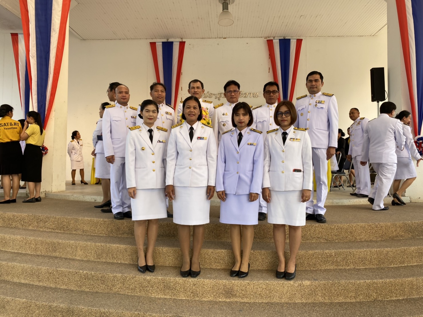 ร่วมวางพุ่มดอกไม้ถวายราชสักการะเนื่องในวันรำลึกถึงพ่อขุนรามคำแหงมหาราช