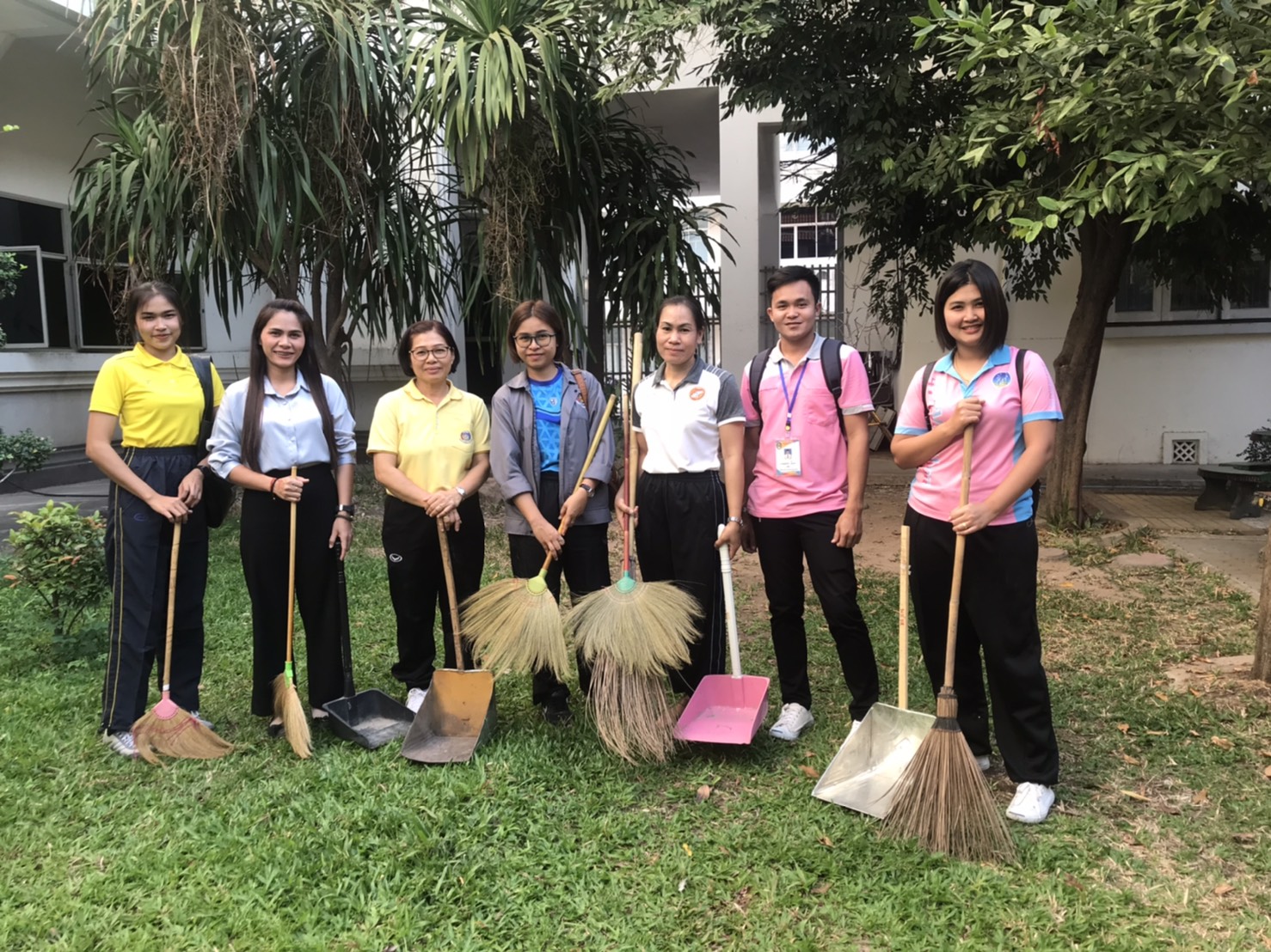 ยโสธร…ร่วมทำความสะอาดบริเวณสถานที่ราชการ (ศาลากลางจังหวัด)