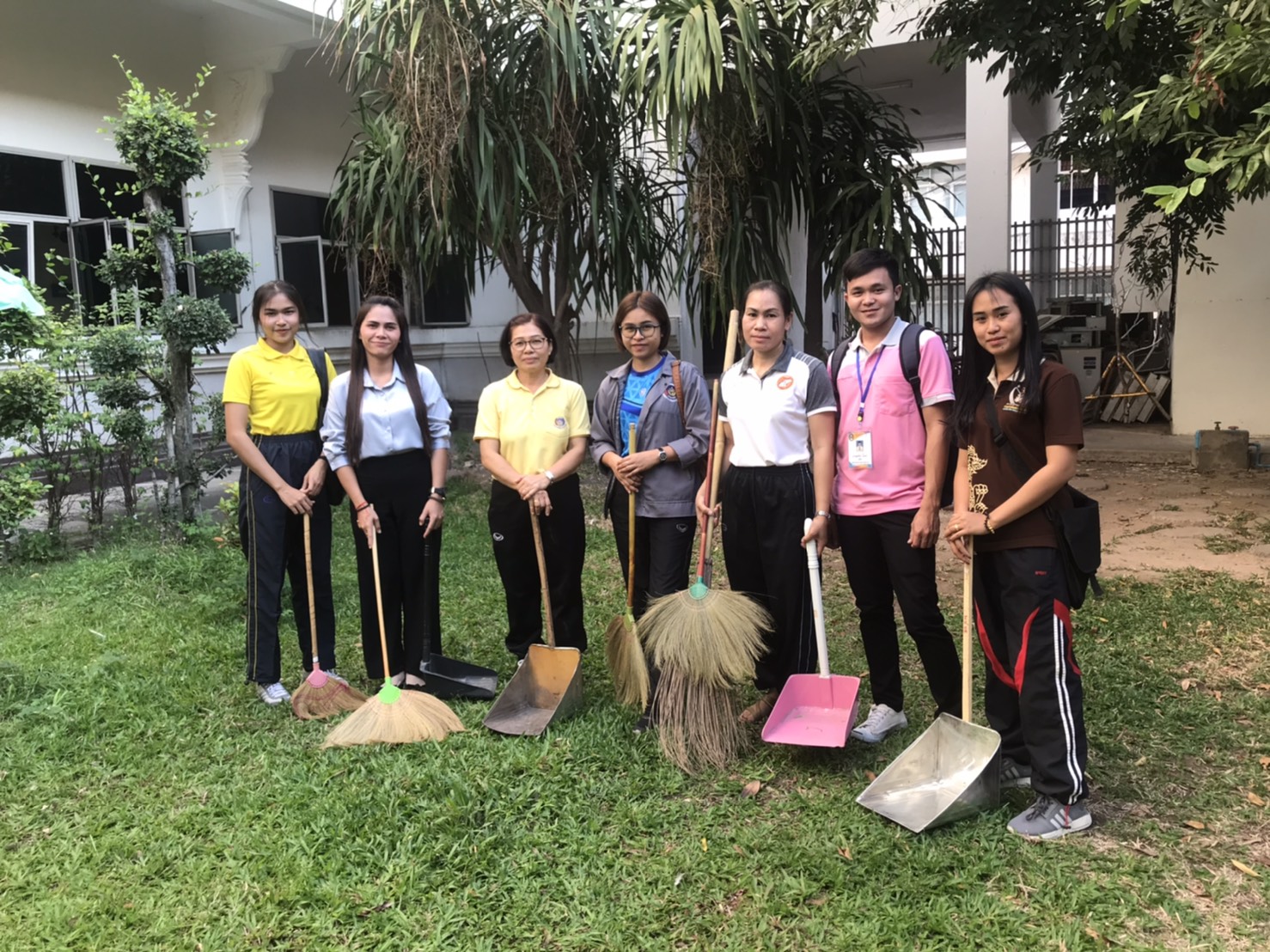 ยโสธร…ร่วมทำความสะอาดบริเวณสถานที่ราชการ (ศาลากลางจังหวัด)