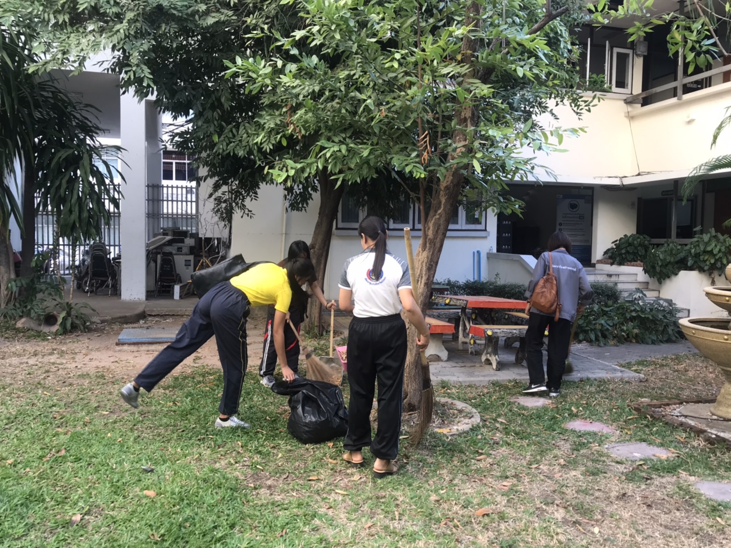 ยโสธร…ร่วมทำความสะอาดบริเวณสถานที่ราชการ (ศาลากลางจังหวัด)