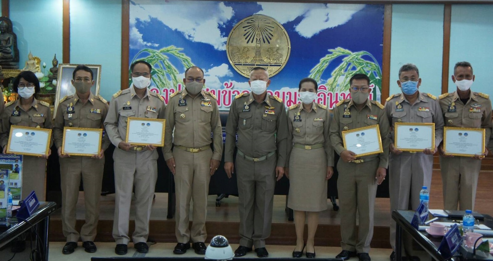 พิธีมอบเกียรติบัตรแก่บุคคลต้นแบบและเชิดชูเกียรติการขับเคลื่อนแผนปฏิบัติการ 90 วัน “ปลูกผักสวนครัว เพื่อสร้างความมั่นคงทางอาหาร” ประจำปี 2563