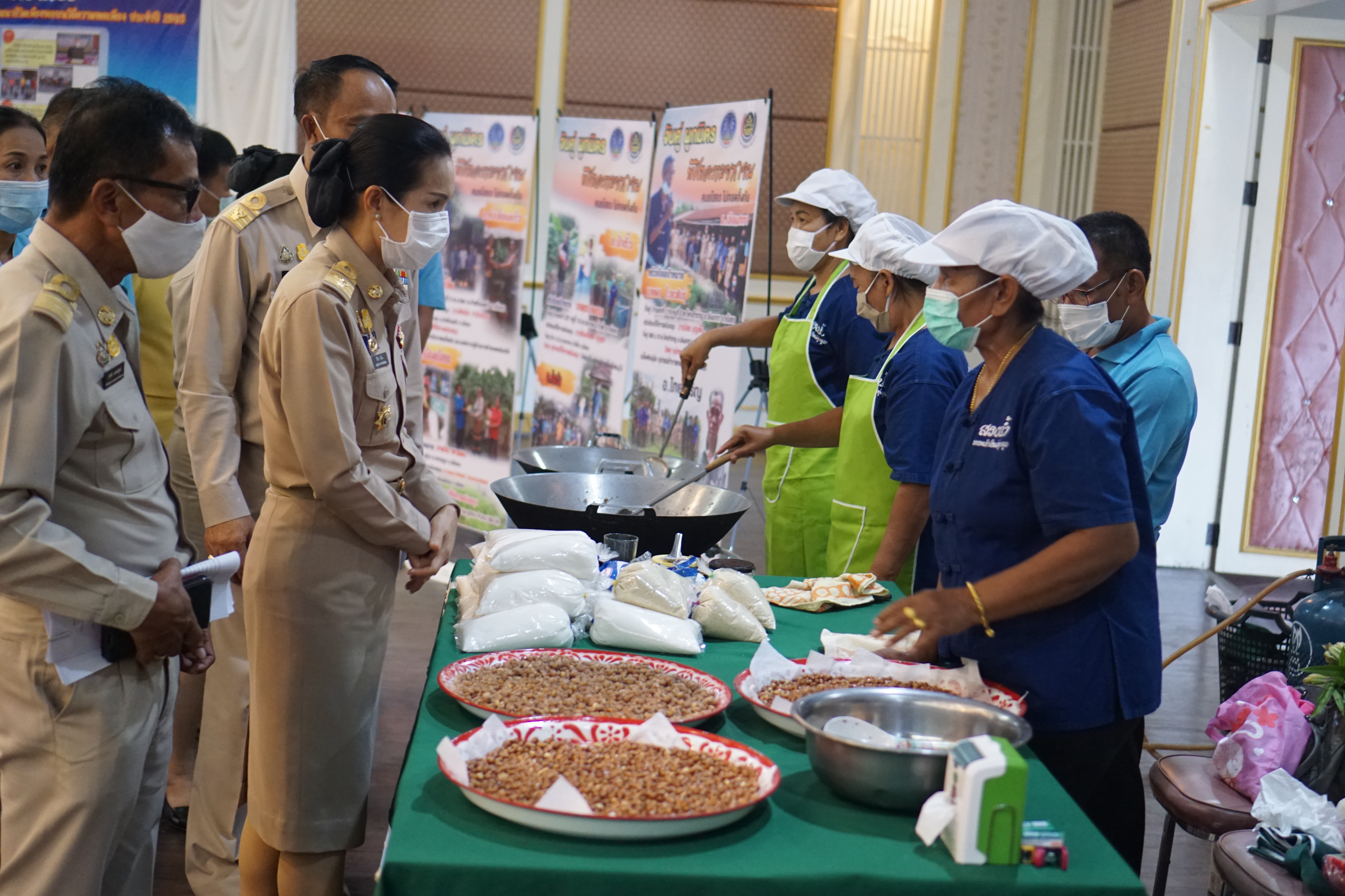 พช.ยโสธร จัดงาน “มหกรรมพัฒนาคุณภาพชีวิตคนยโสธร บนวิถีความพอเพียงประจำปี 2563 ภายใต้โครงการ พัฒนาคุณภาพชีวิตสร้างความเข้มแข็งของครอบครัวและชุมชน ให้ยั่งยืนตามแนวทางหลักปรัชญาเศรษฐกิจพอเพียง”