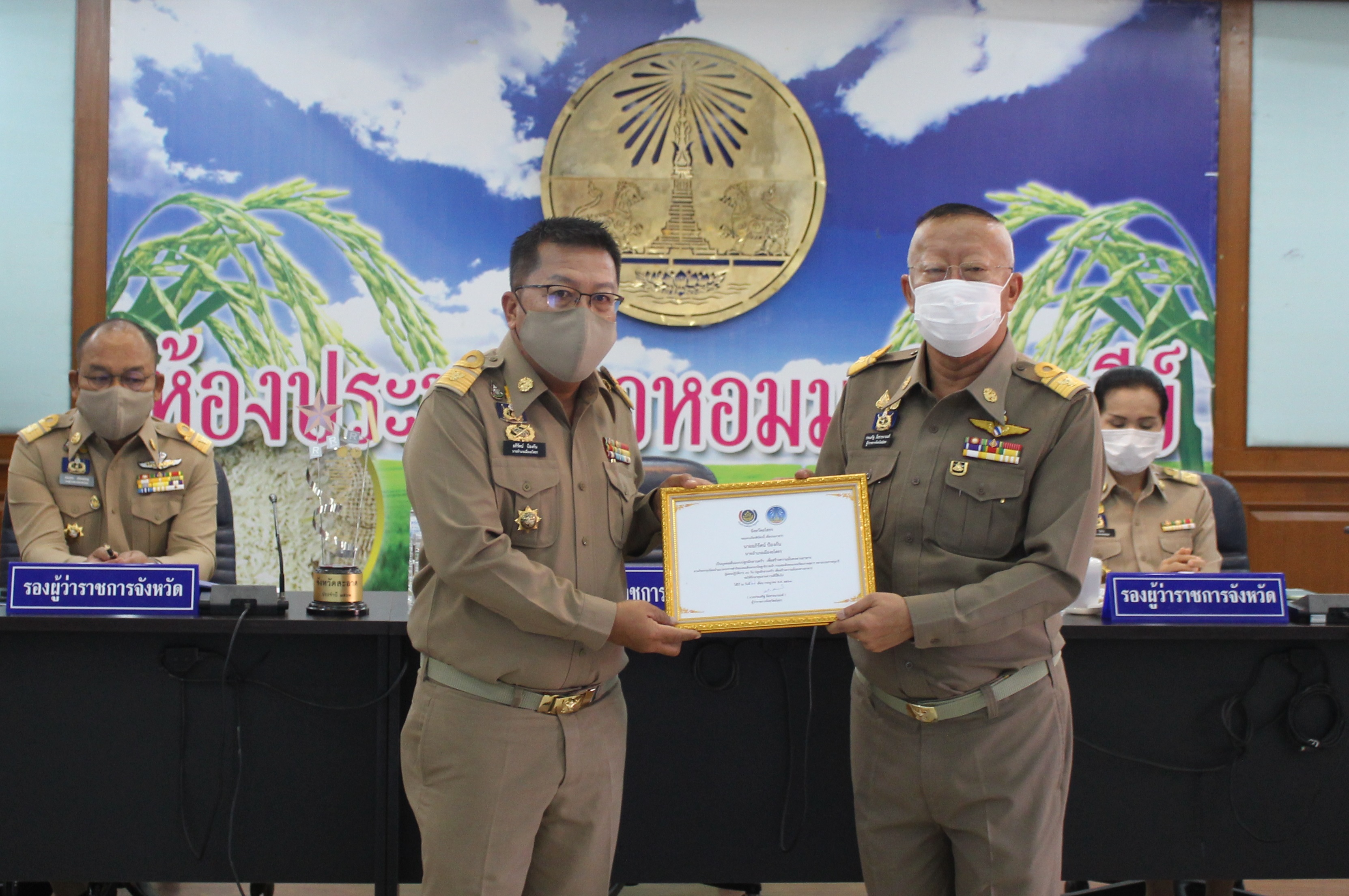 พิธีมอบเกียรติบัตรแก่บุคคลต้นแบบและเชิดชูเกียรติการขับเคลื่อนแผนปฏิบัติการ 90 วัน “ปลูกผักสวนครัว เพื่อสร้างความมั่นคงทางอาหาร” ประจำปี 2563