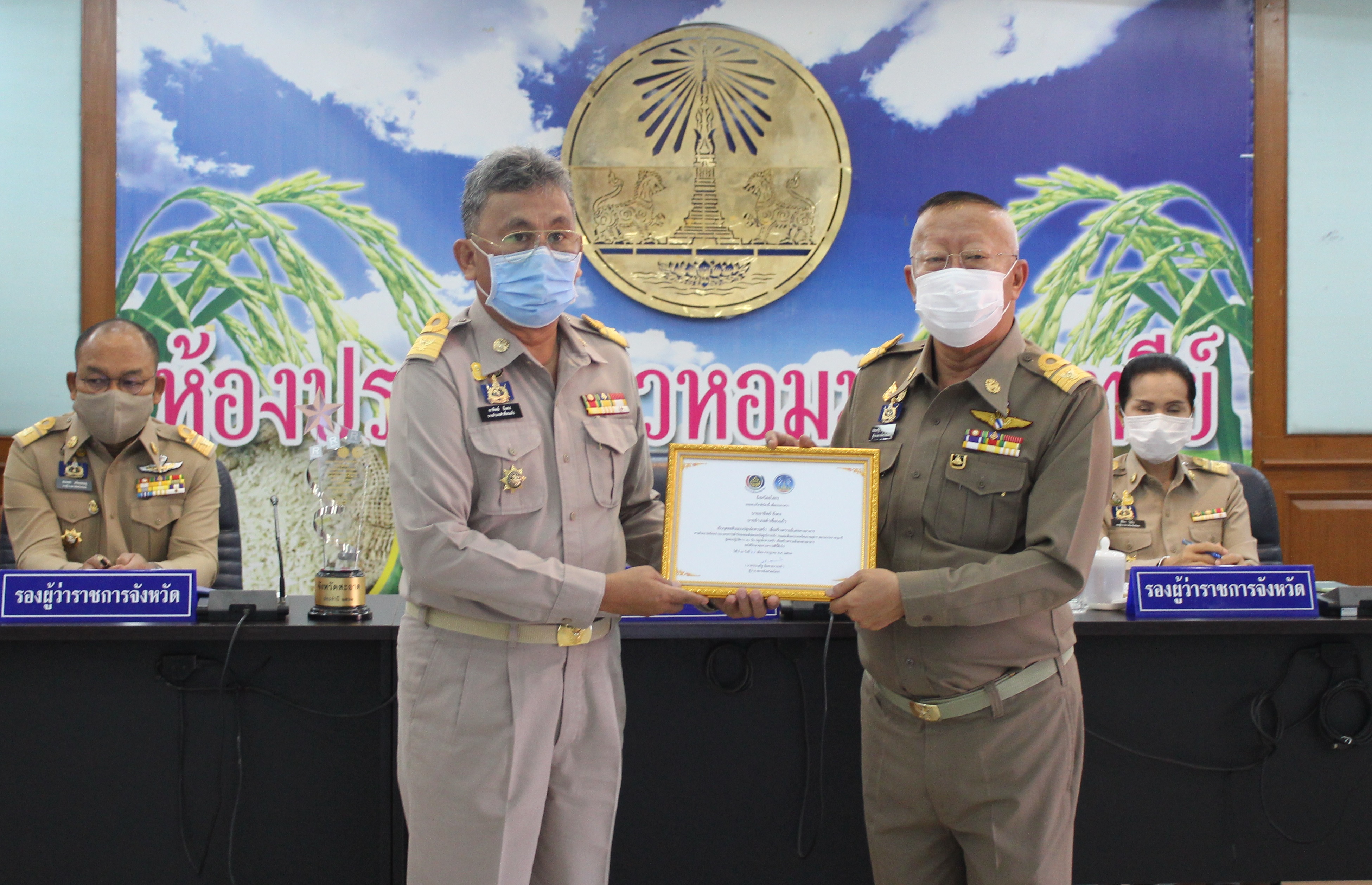 พิธีมอบเกียรติบัตรแก่บุคคลต้นแบบและเชิดชูเกียรติการขับเคลื่อนแผนปฏิบัติการ 90 วัน “ปลูกผักสวนครัว เพื่อสร้างความมั่นคงทางอาหาร” ประจำปี 2563