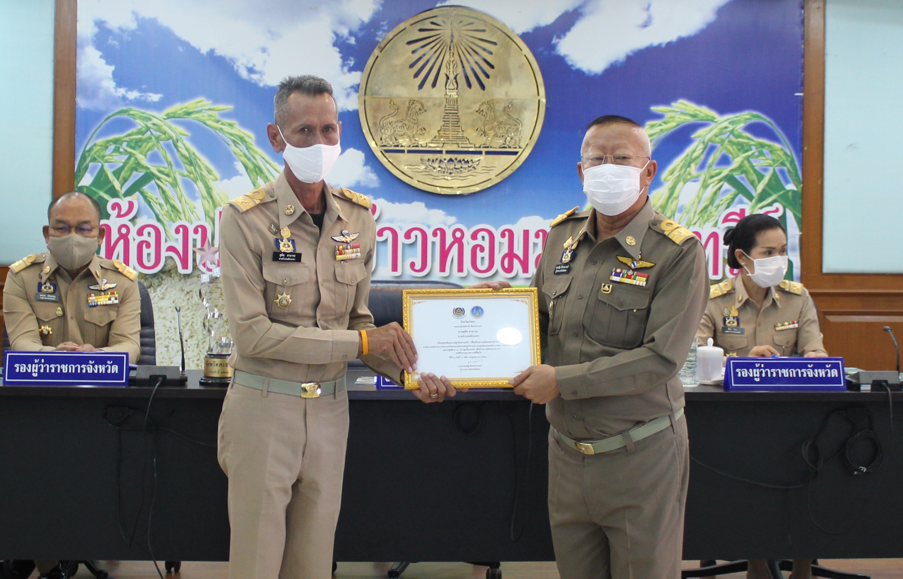 พิธีมอบเกียรติบัตรแก่บุคคลต้นแบบและเชิดชูเกียรติการขับเคลื่อนแผนปฏิบัติการ 90 วัน “ปลูกผักสวนครัว เพื่อสร้างความมั่นคงทางอาหาร” ประจำปี 2563