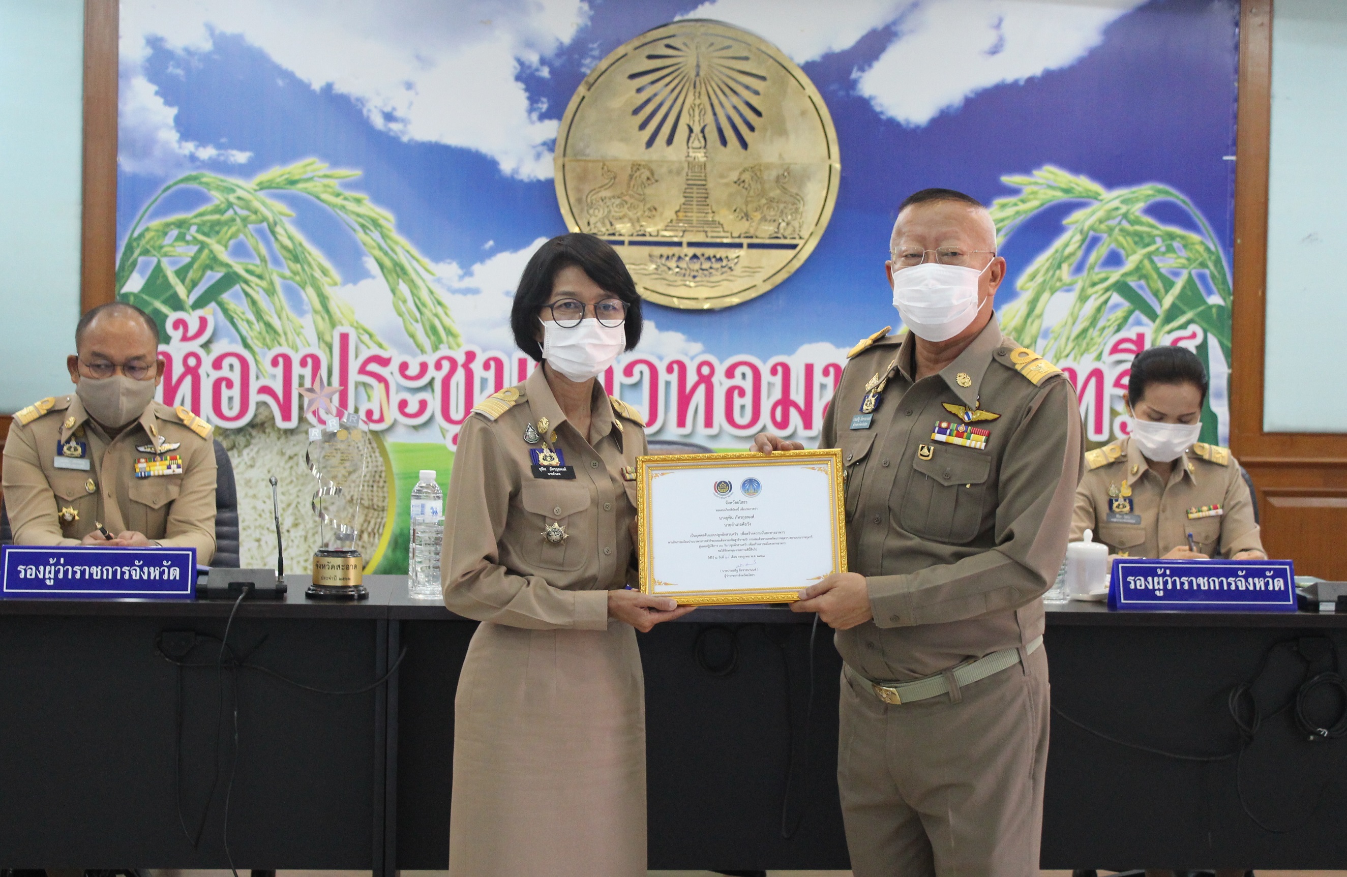 พิธีมอบเกียรติบัตรแก่บุคคลต้นแบบและเชิดชูเกียรติการขับเคลื่อนแผนปฏิบัติการ 90 วัน “ปลูกผักสวนครัว เพื่อสร้างความมั่นคงทางอาหาร” ประจำปี 2563