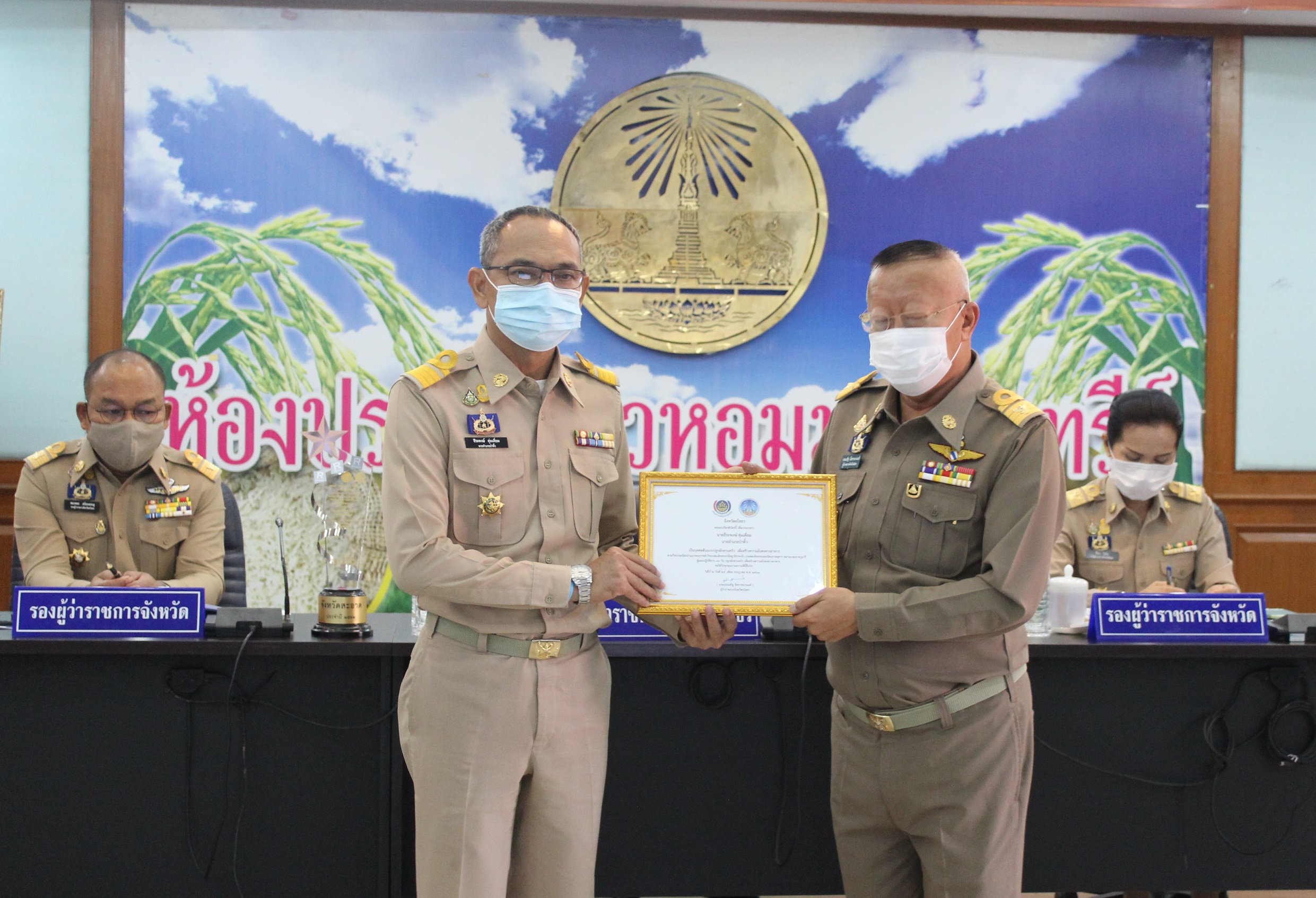 พิธีมอบเกียรติบัตรแก่บุคคลต้นแบบและเชิดชูเกียรติการขับเคลื่อนแผนปฏิบัติการ 90 วัน “ปลูกผักสวนครัว เพื่อสร้างความมั่นคงทางอาหาร” ประจำปี 2563