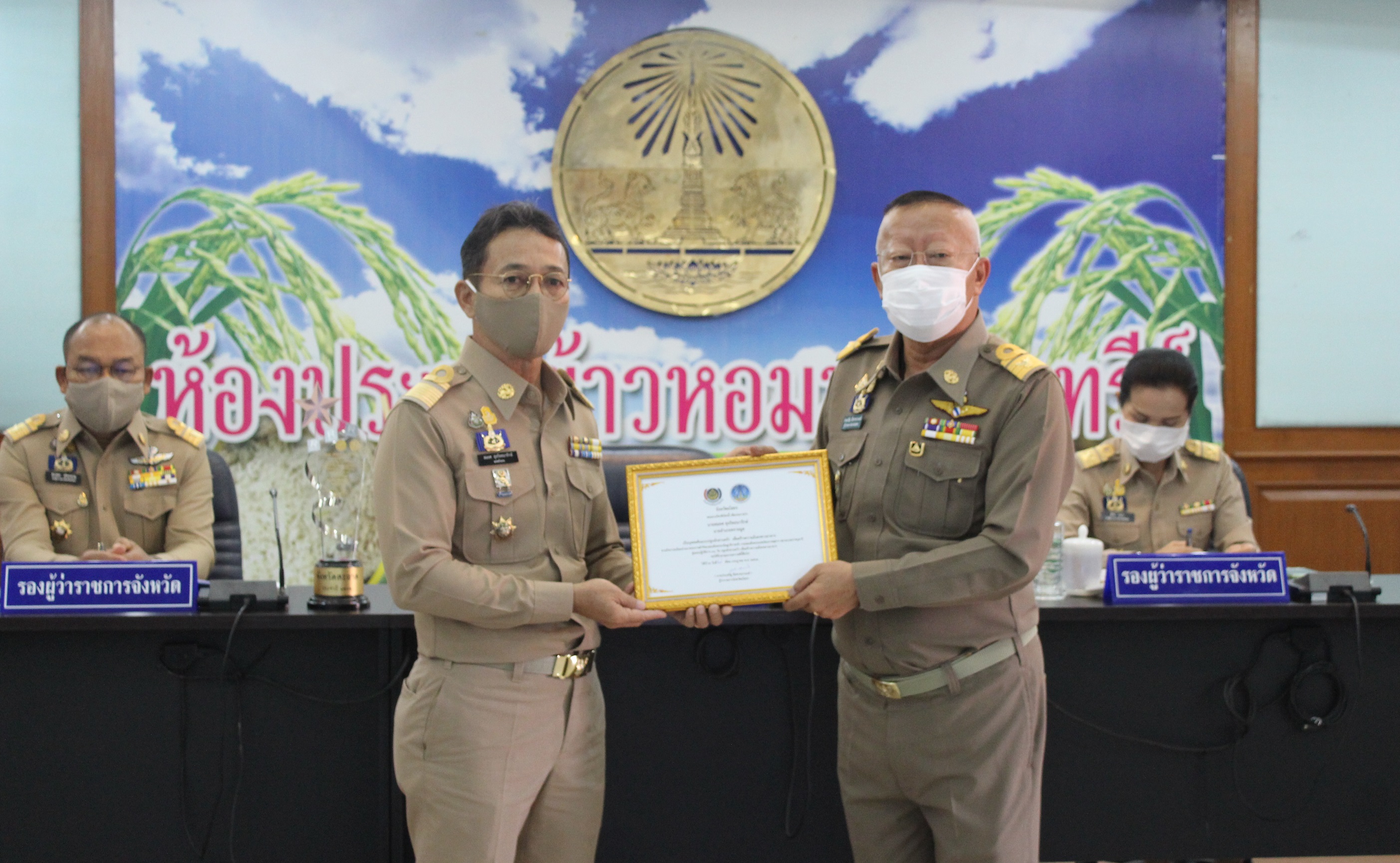 พิธีมอบเกียรติบัตรแก่บุคคลต้นแบบและเชิดชูเกียรติการขับเคลื่อนแผนปฏิบัติการ 90 วัน “ปลูกผักสวนครัว เพื่อสร้างความมั่นคงทางอาหาร” ประจำปี 2563