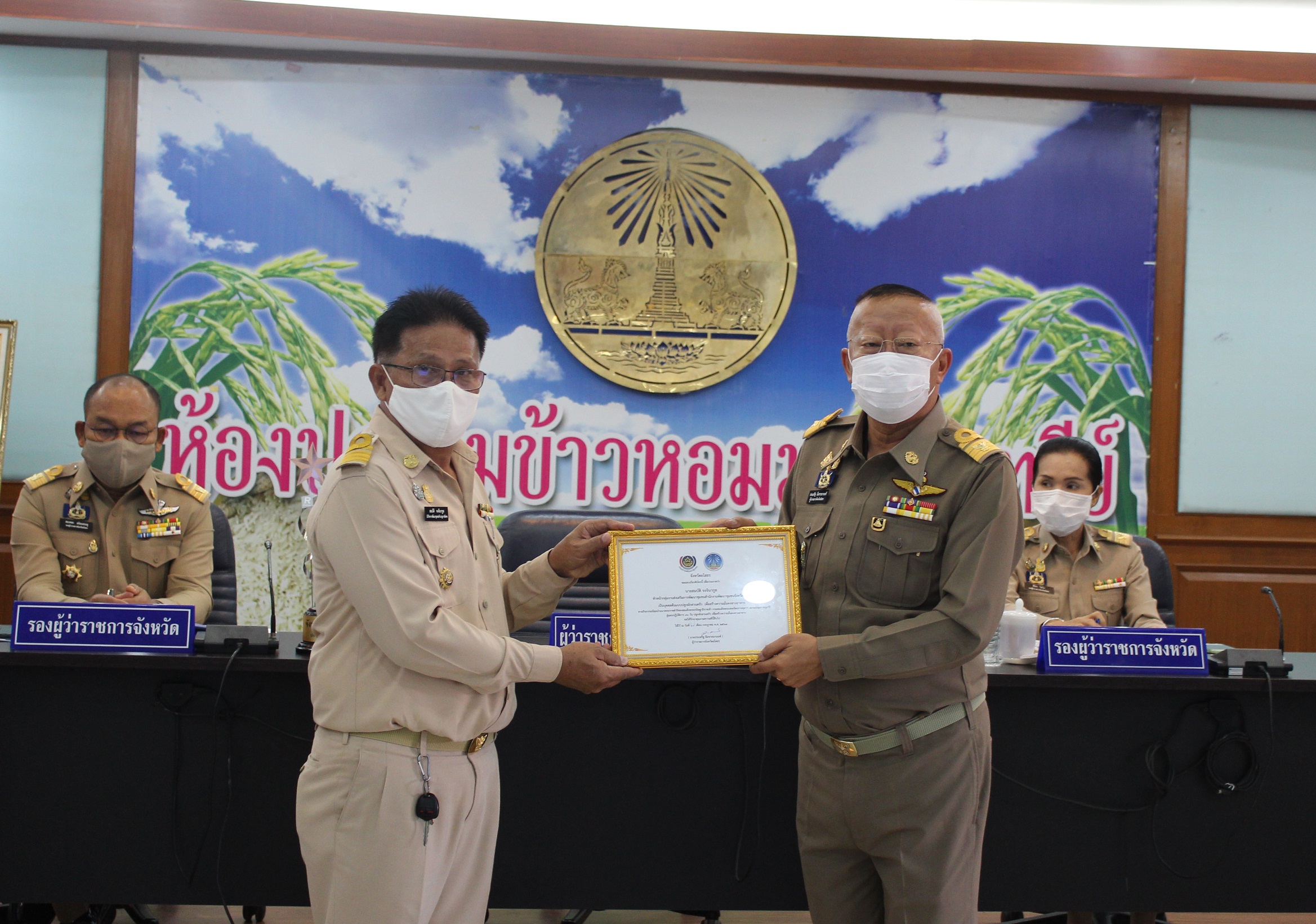 พิธีมอบเกียรติบัตรแก่บุคคลต้นแบบและเชิดชูเกียรติการขับเคลื่อนแผนปฏิบัติการ 90 วัน “ปลูกผักสวนครัว เพื่อสร้างความมั่นคงทางอาหาร” ประจำปี 2563