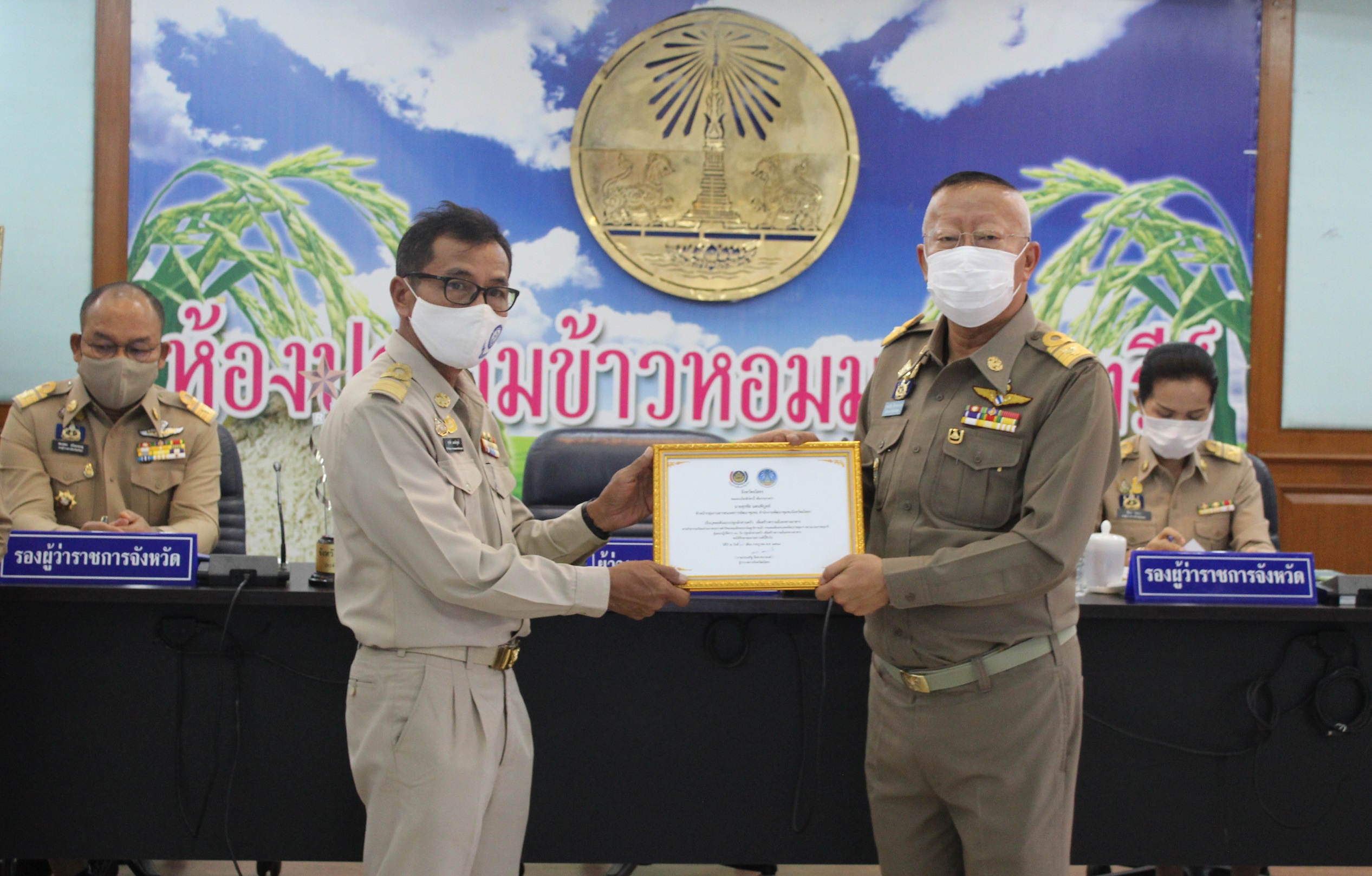 พิธีมอบเกียรติบัตรแก่บุคคลต้นแบบและเชิดชูเกียรติการขับเคลื่อนแผนปฏิบัติการ 90 วัน “ปลูกผักสวนครัว เพื่อสร้างความมั่นคงทางอาหาร” ประจำปี 2563