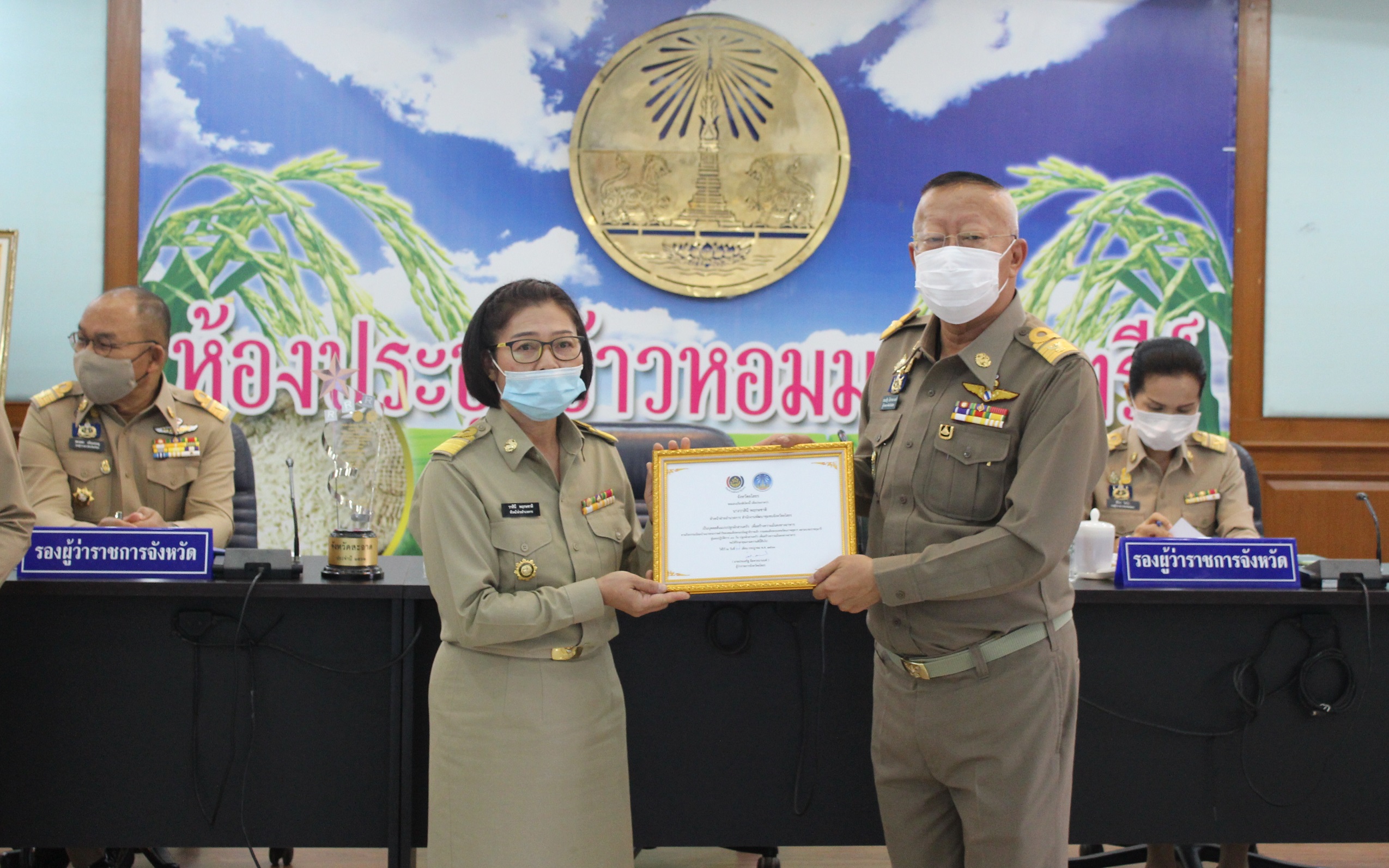 พิธีมอบเกียรติบัตรแก่บุคคลต้นแบบและเชิดชูเกียรติการขับเคลื่อนแผนปฏิบัติการ 90 วัน “ปลูกผักสวนครัว เพื่อสร้างความมั่นคงทางอาหาร” ประจำปี 2563