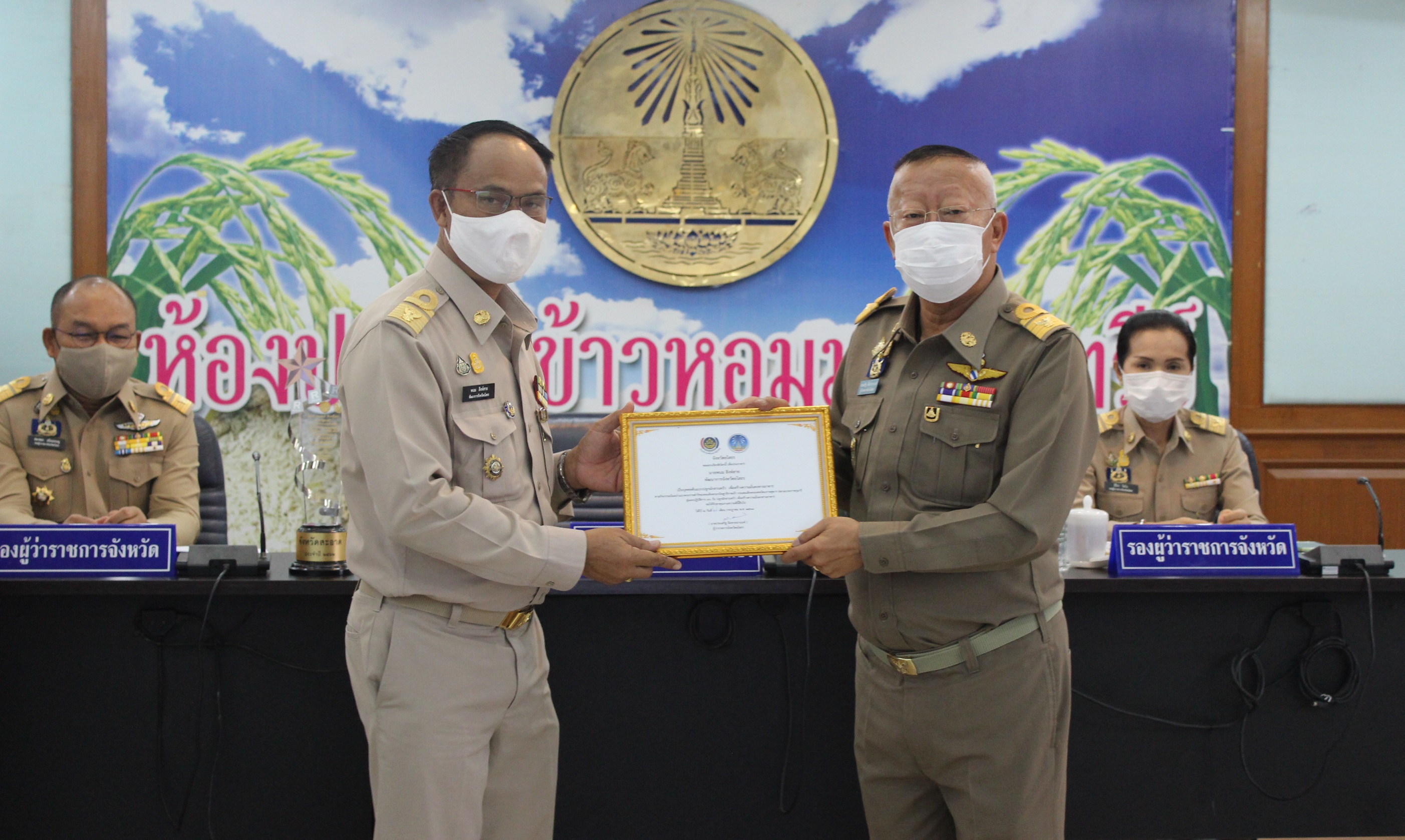 พิธีมอบเกียรติบัตรแก่บุคคลต้นแบบและเชิดชูเกียรติการขับเคลื่อนแผนปฏิบัติการ 90 วัน “ปลูกผักสวนครัว เพื่อสร้างความมั่นคงทางอาหาร” ประจำปี 2563