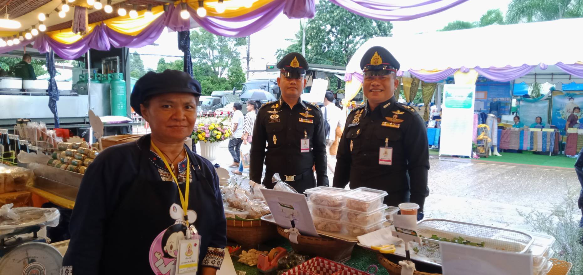 พระราชินี เสด็จฯ เยี่ยม และทอดพระเนตรผลิตภัณฑ์สินค้า OTOP ในโอกาสเสด็จพระราชดำเนินไปทรงปฏิบัติพระราชกรณียกิจในพื้นที่จังหวัดสกลนคร