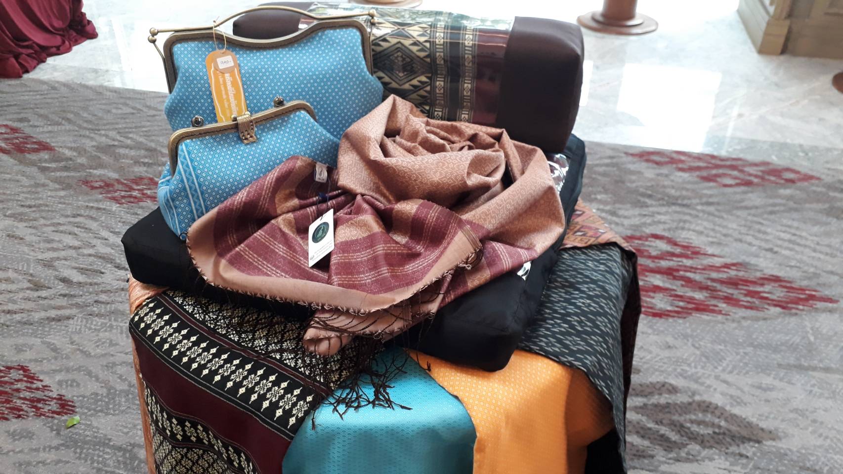 พช.ยโสธร นำผู้ผลิต ผู้ประกอบการ OTOP ผ้าไทย ร่วมเข้ารับ การพัฒนาศักยภาพพร้อมยกระดับและอัตลักษณ์ผ้าแห่งสยามสู่สากล