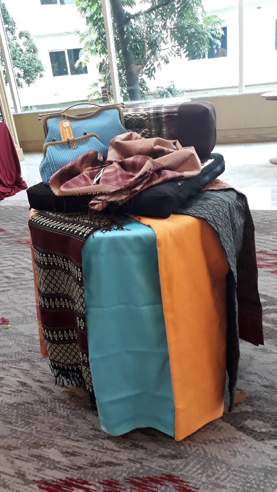 พช.ยโสธร นำผู้ผลิต ผู้ประกอบการ OTOP ผ้าไทย ร่วมเข้ารับ การพัฒนาศักยภาพพร้อมยกระดับและอัตลักษณ์ผ้าแห่งสยามสู่สากล