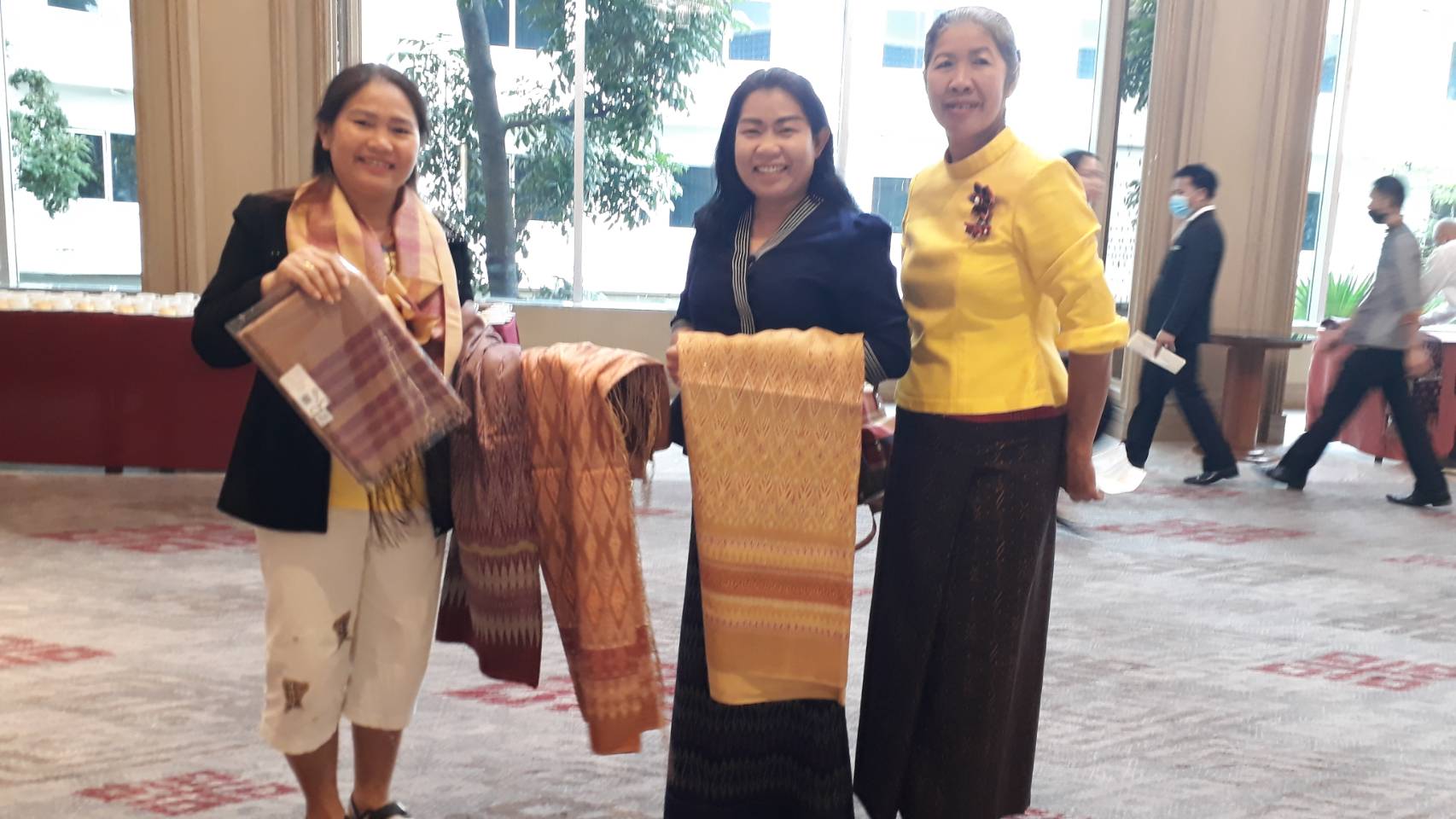 พช.ยโสธร นำผู้ผลิต ผู้ประกอบการ OTOP ผ้าไทย ร่วมเข้ารับ การพัฒนาศักยภาพพร้อมยกระดับและอัตลักษณ์ผ้าแห่งสยามสู่สากล