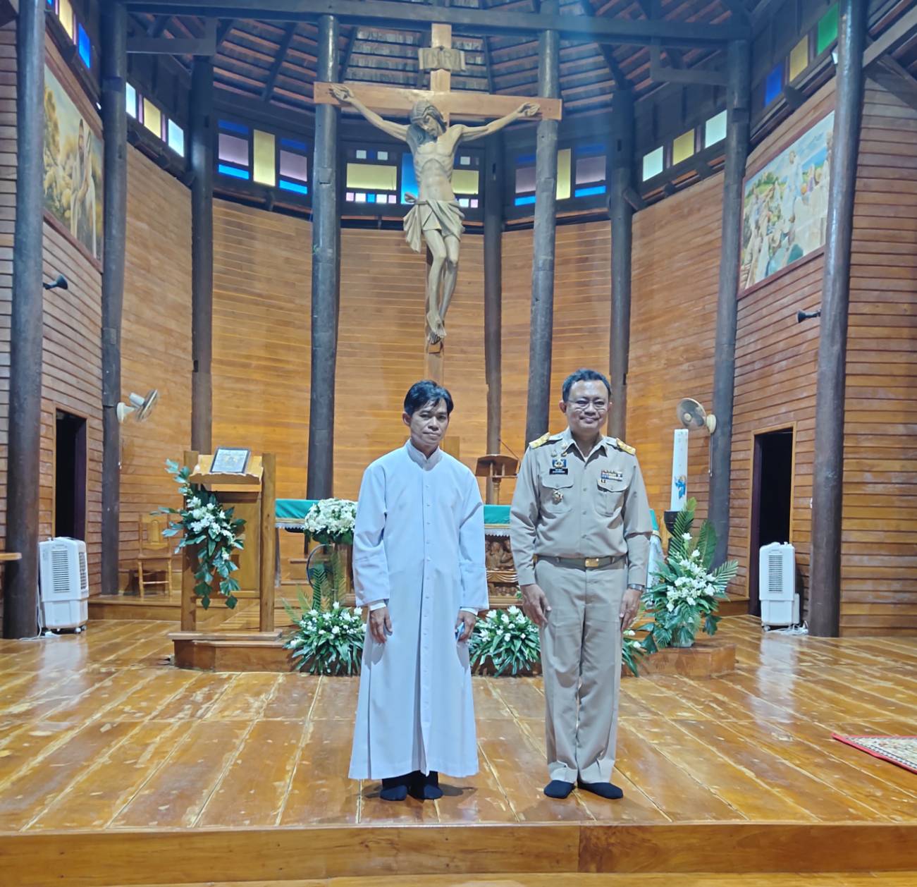 พช..ยโสธร ร่วมเยี่ยมชมโบสถ์ไม้ และให้กำลังใจ กลุ่ม OTOP ไทยเจริญ