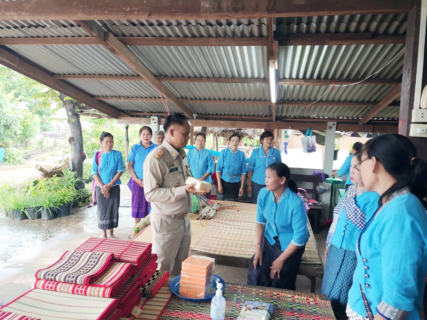 พช..ยโสธร ร่วมเยี่ยมชมโบสถ์ไม้ และให้กำลังใจ กลุ่ม OTOP ไทยเจริญ