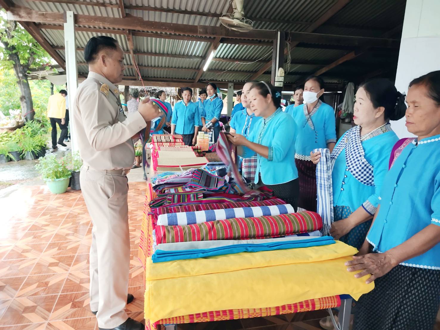 พช..ยโสธร ร่วมเยี่ยมชมโบสถ์ไม้ และให้กำลังใจ กลุ่ม OTOP ไทยเจริญ